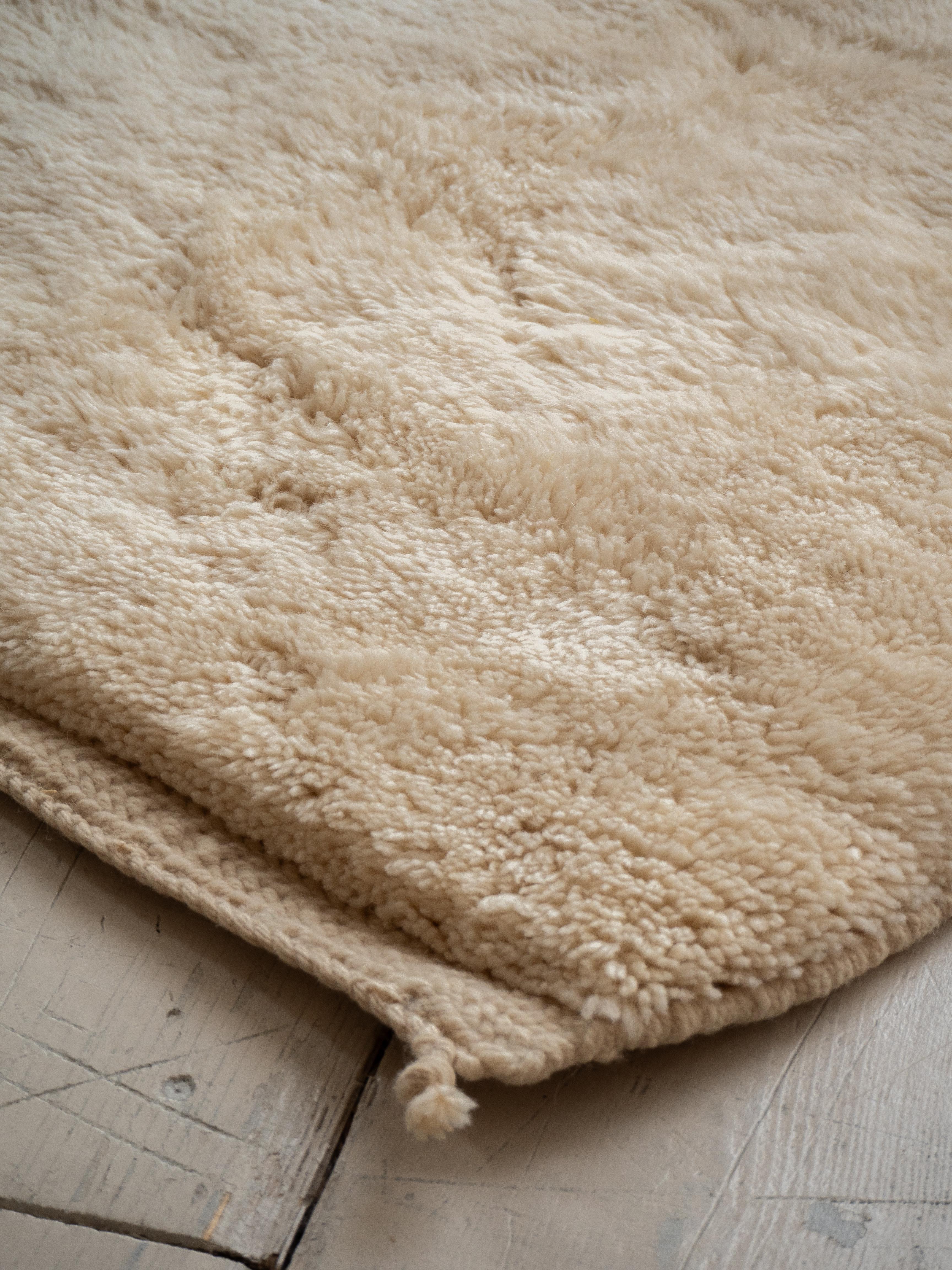 Hand-Knotted Moroccan Beni Mrirt rug 5'x7', Solid White Plush Rug, Made to Order For Sale 1