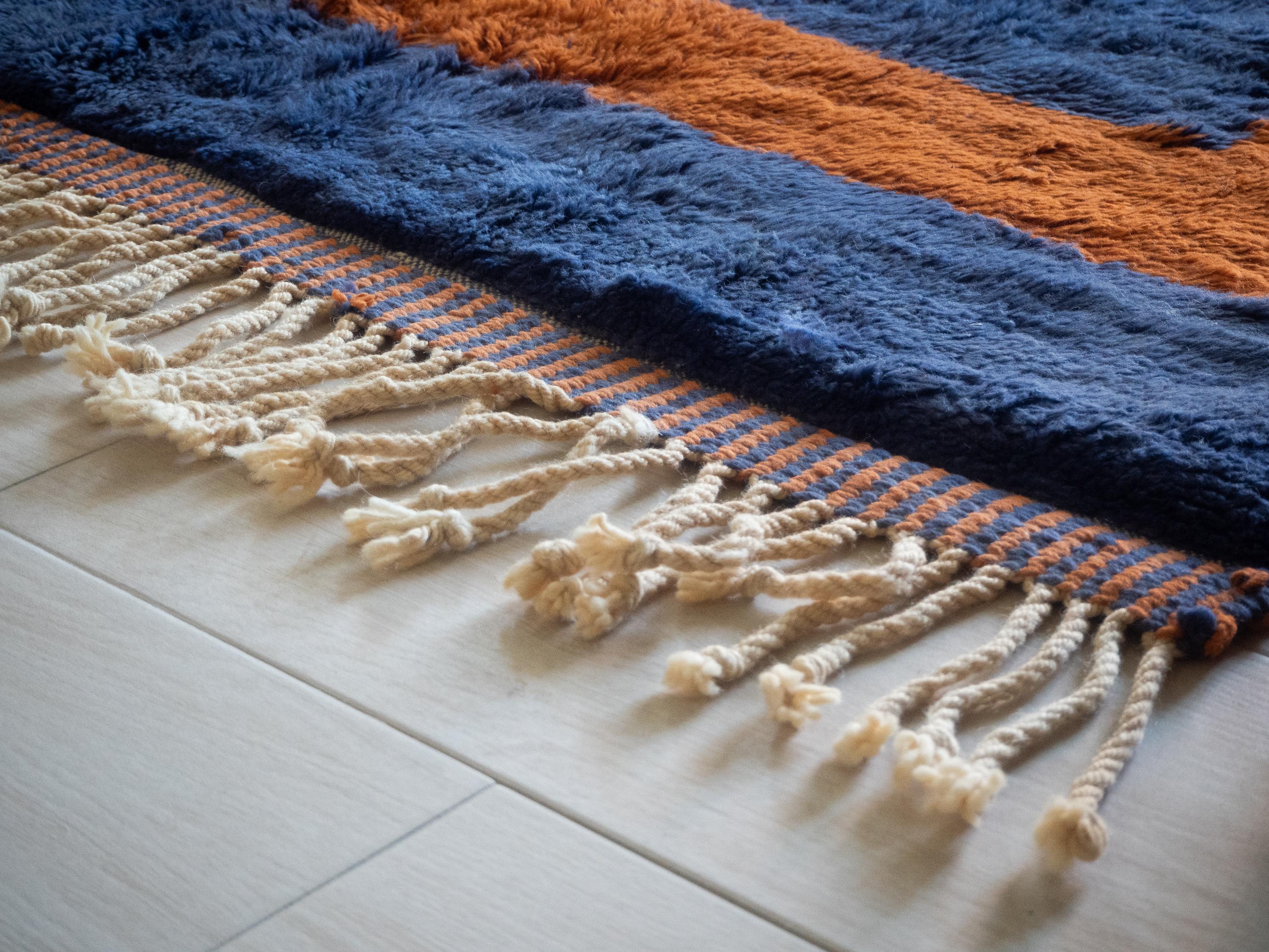 Alfombra marroquí Beni Mrirt 6'x9', Color Azul Profundo Patrón de Cruces Rojas, Hecho a Medida Marroquí en venta