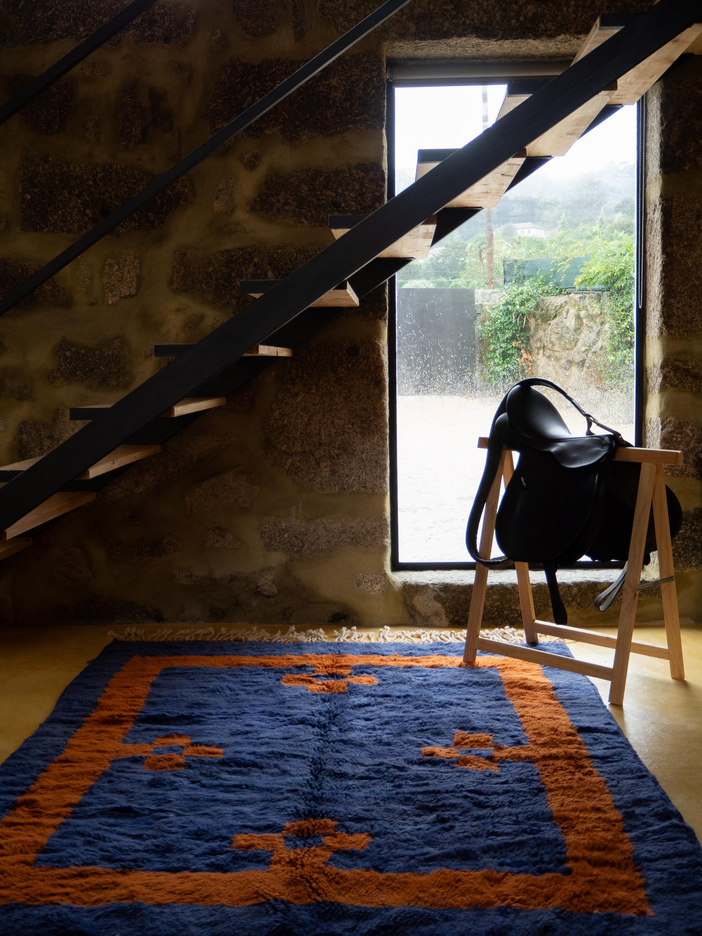 Alfombra marroquí Beni Mrirt 6'x9', Color Azul Profundo Patrón de Cruces Rojas, Hecho a Medida en venta 1