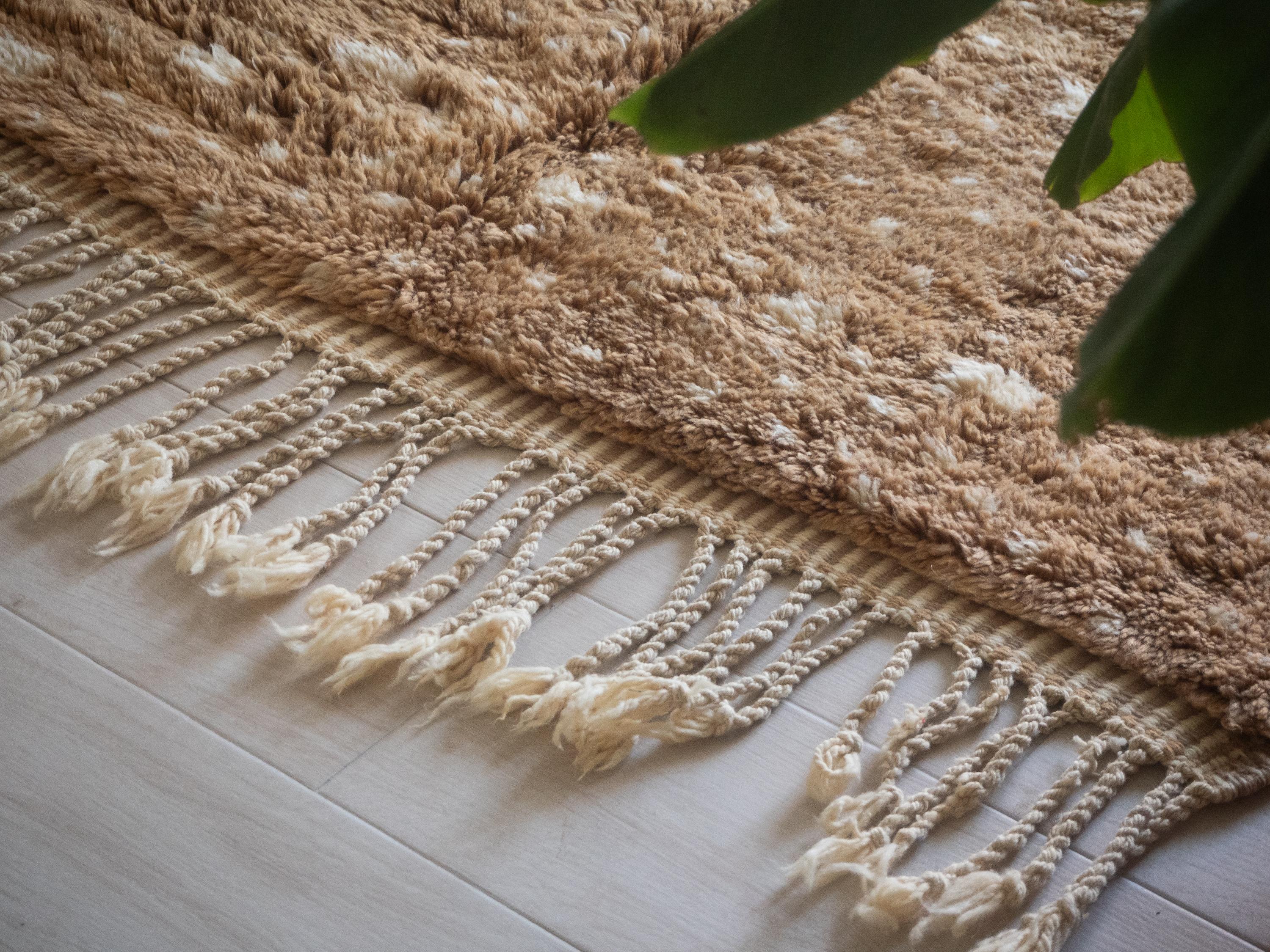 Marokkanischer Beni Mrirt-Teppich 6'x9', Punktmuster Biege Farbe Berberteppich, maßgefertigt (21. Jahrhundert und zeitgenössisch) im Angebot