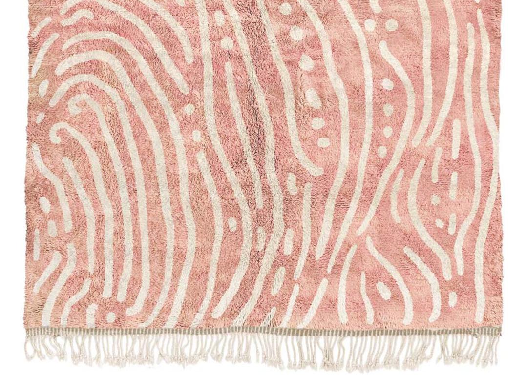 Marokkanischer Beni Mrirt-Teppich 6'x9', moderner Ornament-Teppich in Staubrosa, maßgefertigt (Wolle) im Angebot