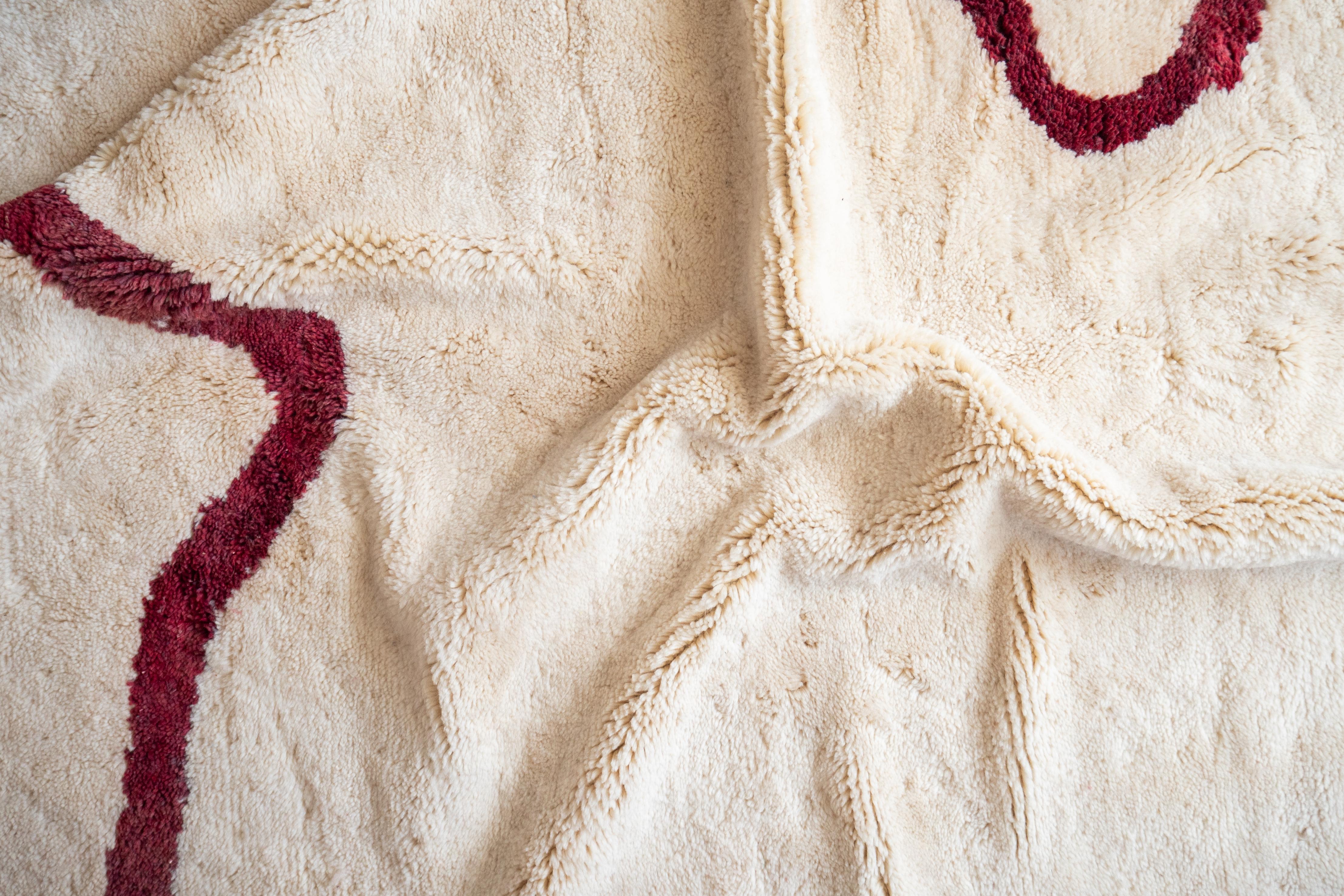 Minimaliste Tapis marocain Beni Mrirt 6'x9', Couleur blanche Tapis à motifs de lignes rouges, Fait sur mesure en vente