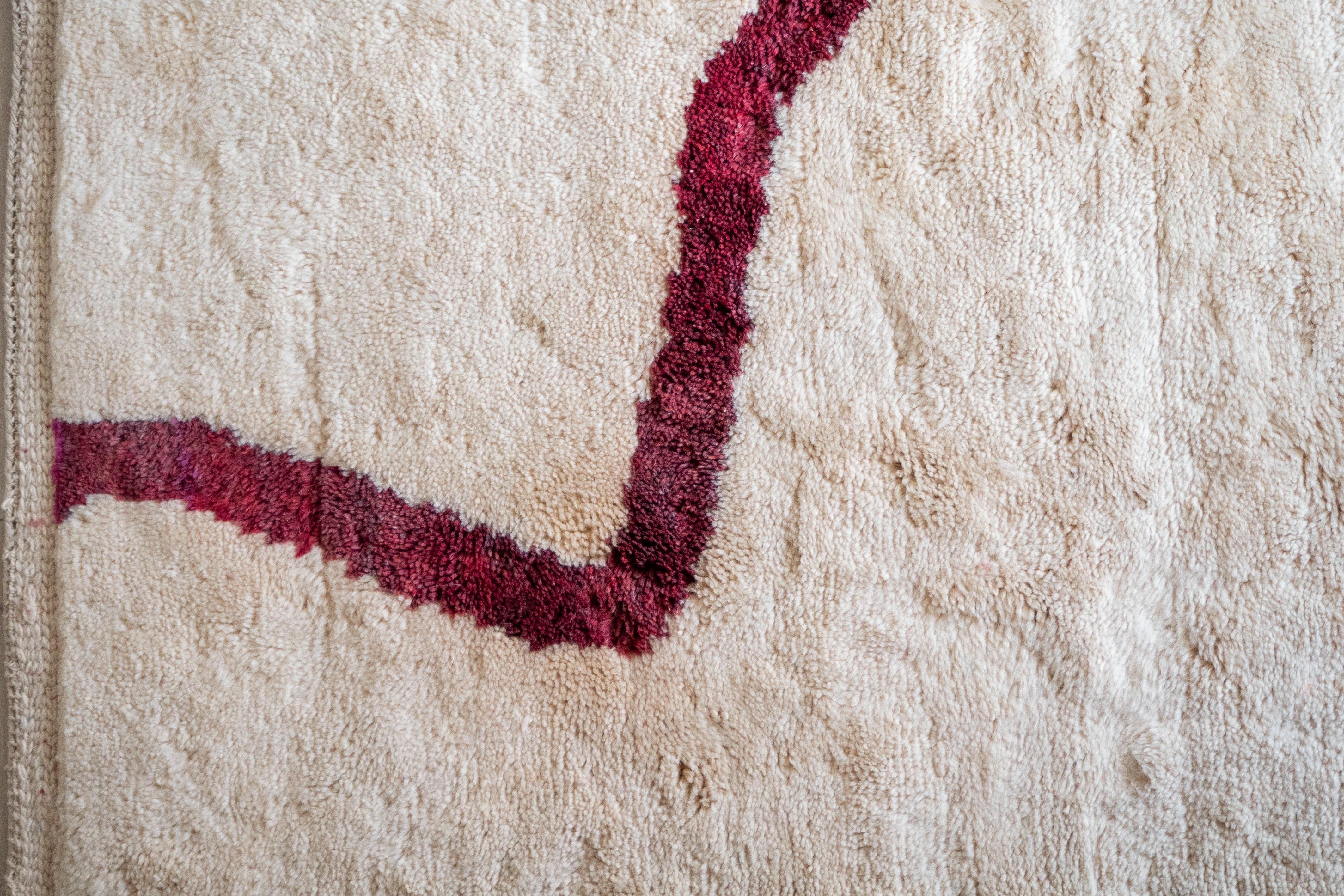 Marocain Tapis marocain Beni Mrirt 6'x9', Couleur blanche Tapis à motifs de lignes rouges, Fait sur mesure en vente