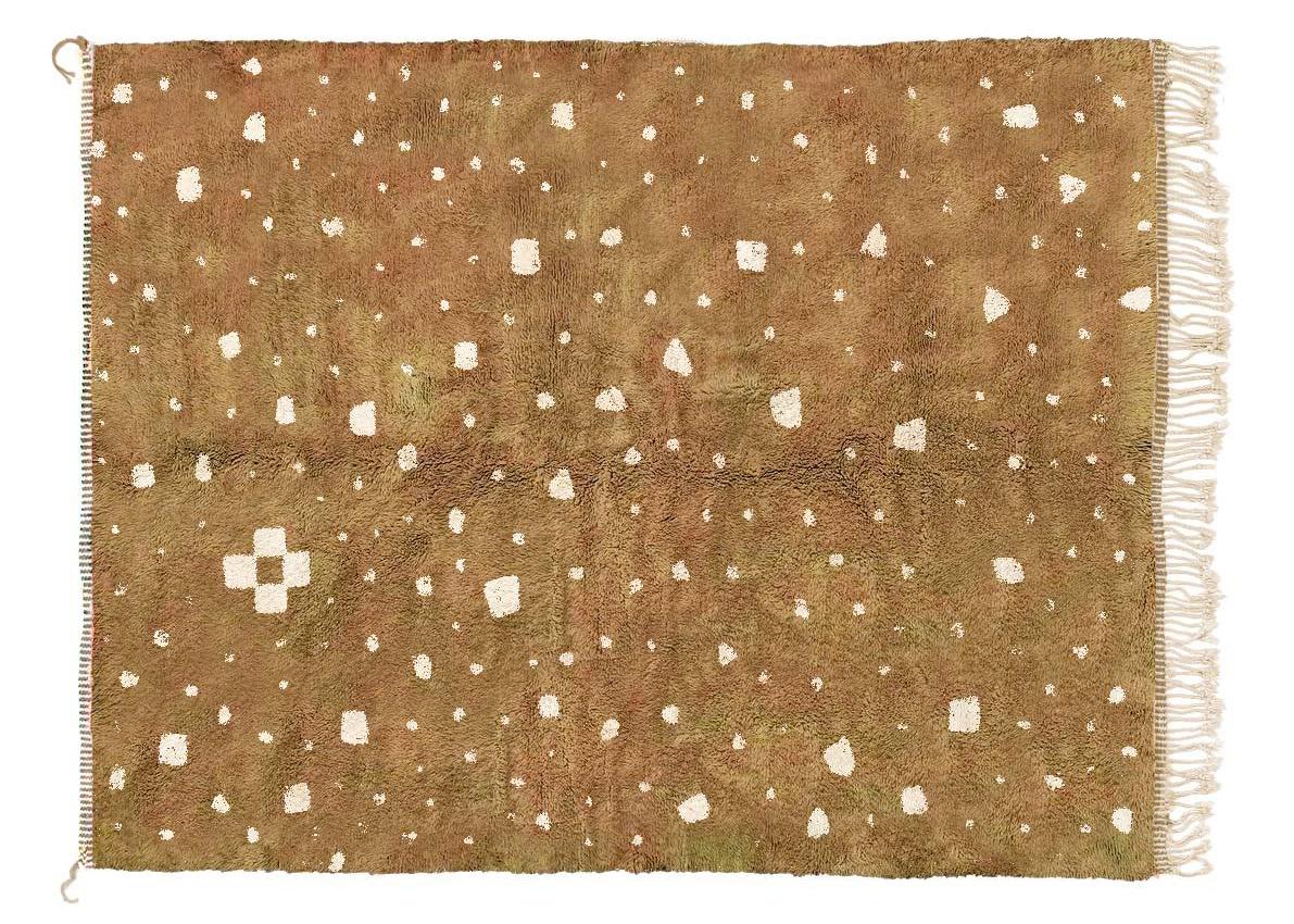 Nous créons exclusivement des tapis individuels sur mesure. Cela signifie que nous ne produisons pas d'articles inutiles et que nous donnons la priorité au respect de la nature. C'est pourquoi nous estimons qu'il nous faut environ 8 à 9 semaines