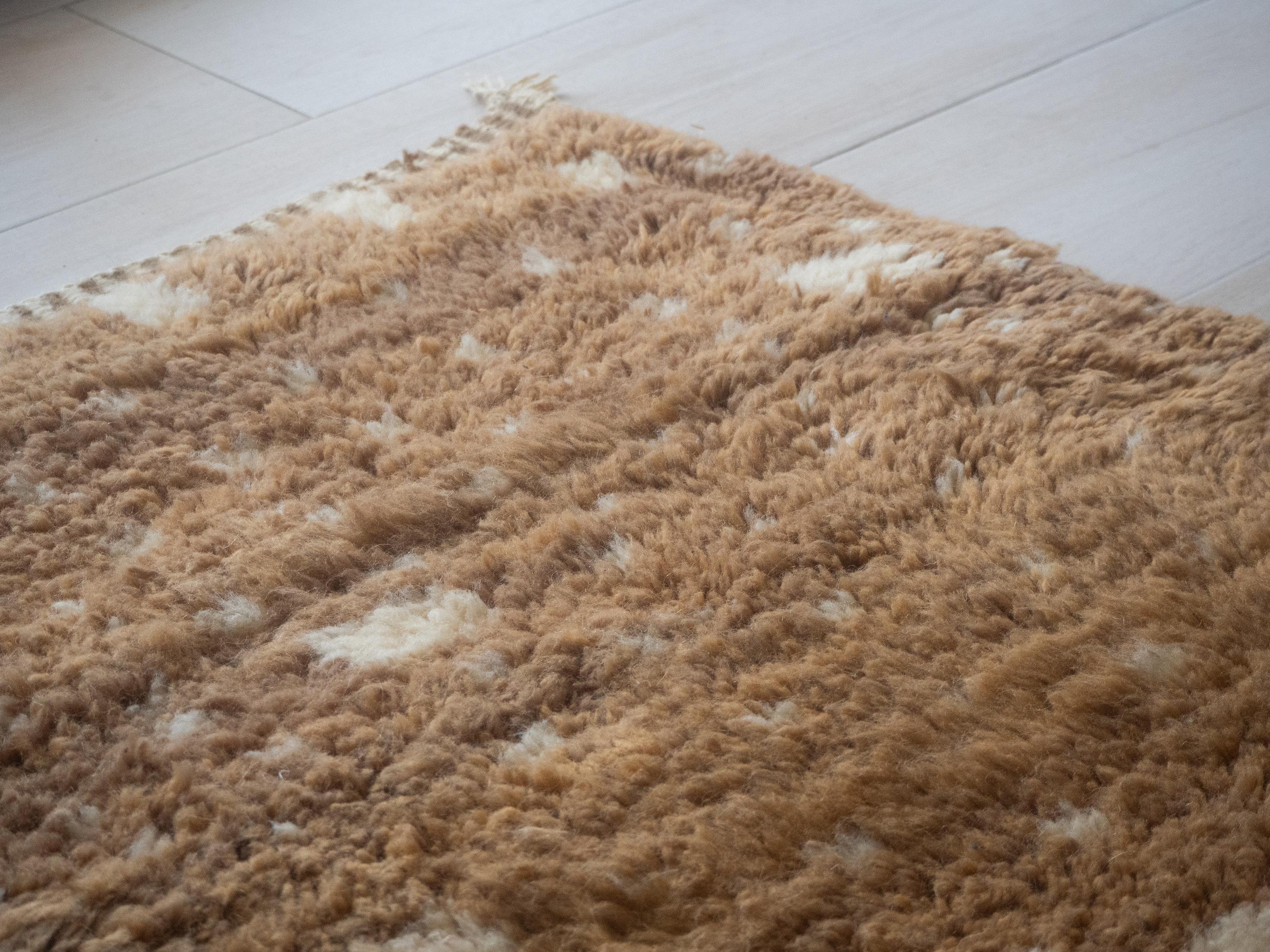 XXIe siècle et contemporain Tapis berbère marocain Beni Mrirt 9'x12' Dots Pattern Biege Color, fait sur mesure en vente