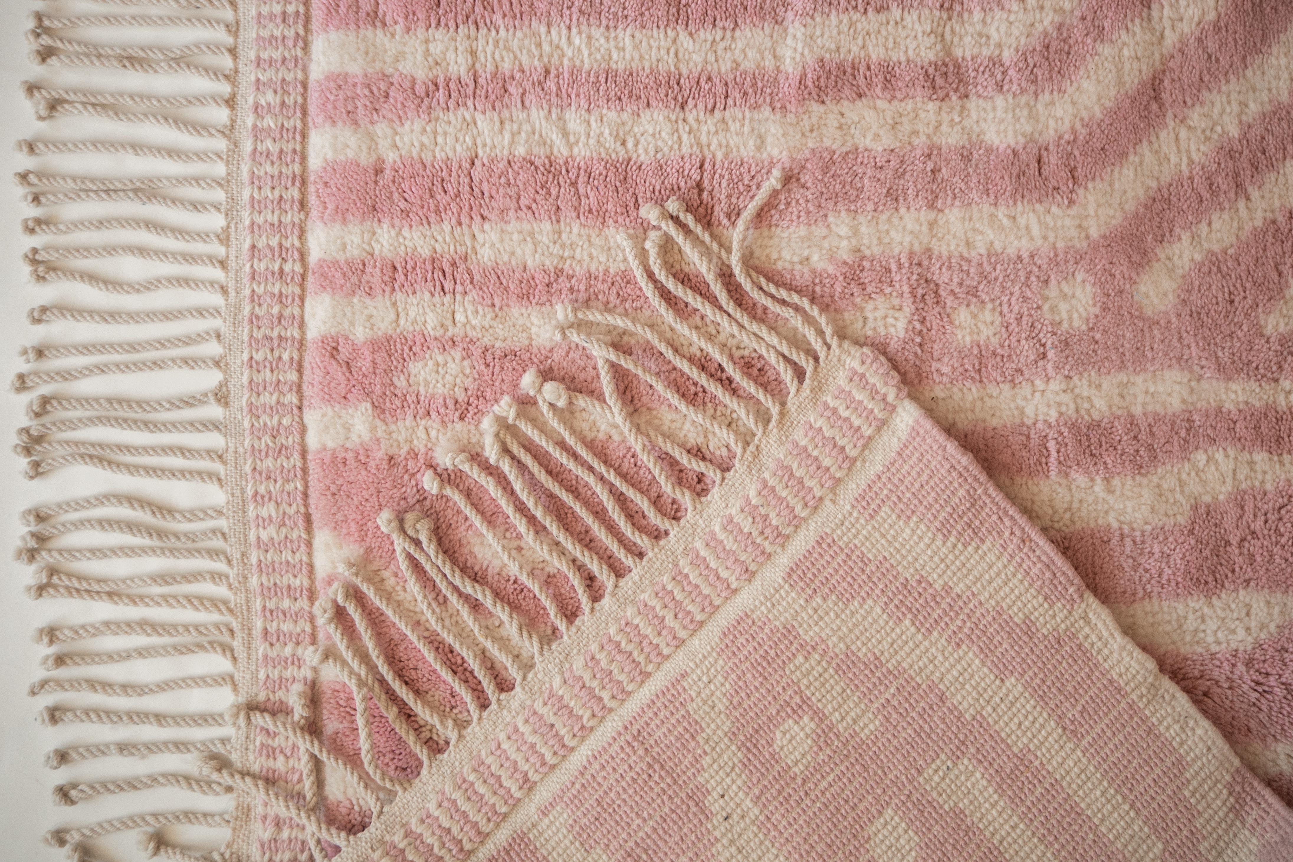 Marokkanischer Beni Mrirt Teppich 9'x12', Modern Dusty Pink Color Teppich, Custom-made im Zustand „Neu“ im Angebot in Marrakech, MA