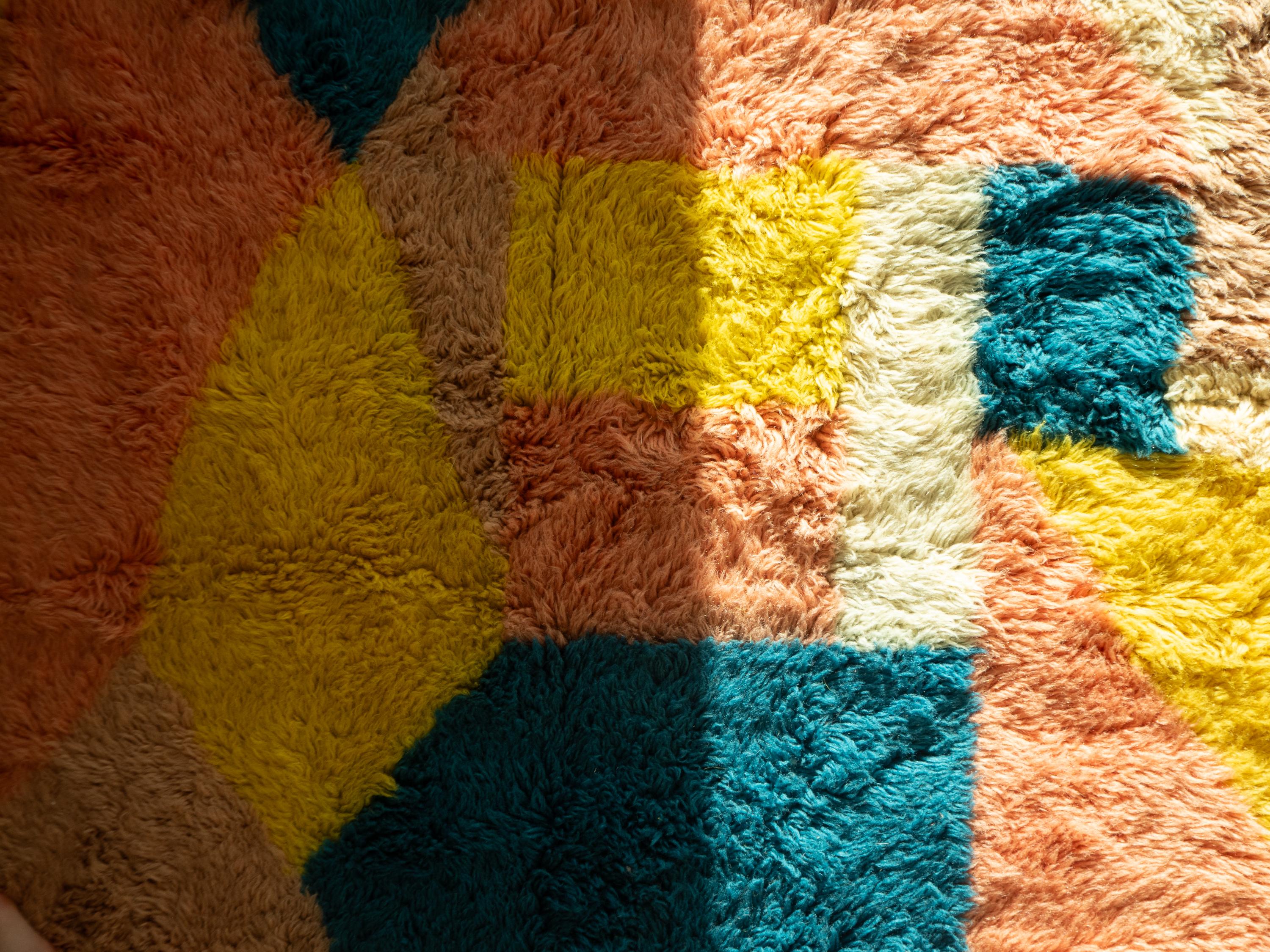 Marokkanischer Beni Mrirt-Teppich, Art déco, farbenfroher Berberteppich, maßgefertigt (Wolle) im Angebot