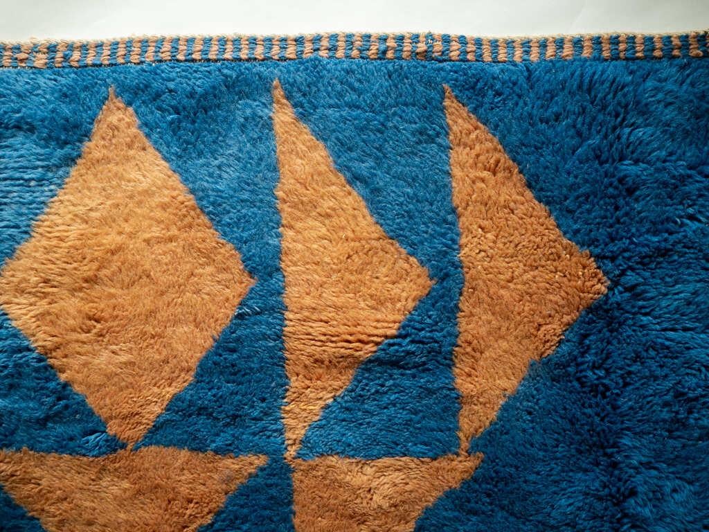 Fait main Tapis marocain Beni Mrirt, couleur bleu profond, motif triangulaire bigarré, en stock