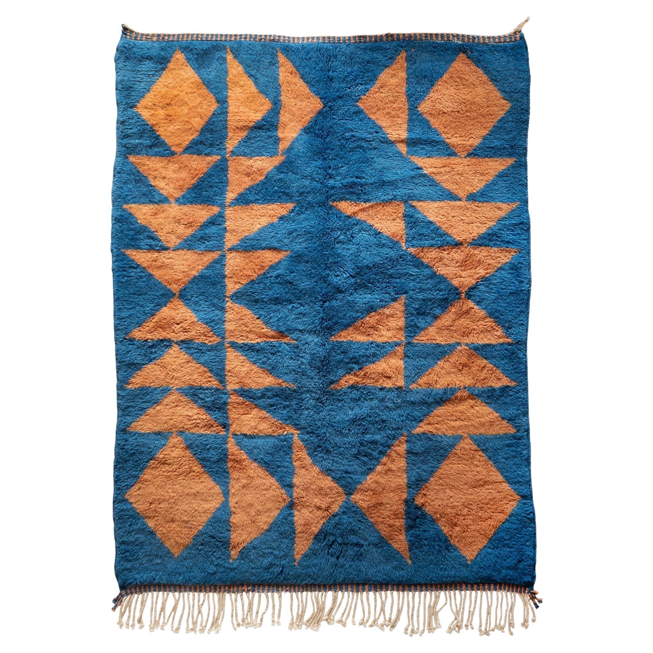 Tapis marocain Beni Mrirt, couleur bleu profond, motif triangulaire bigarré, en stock