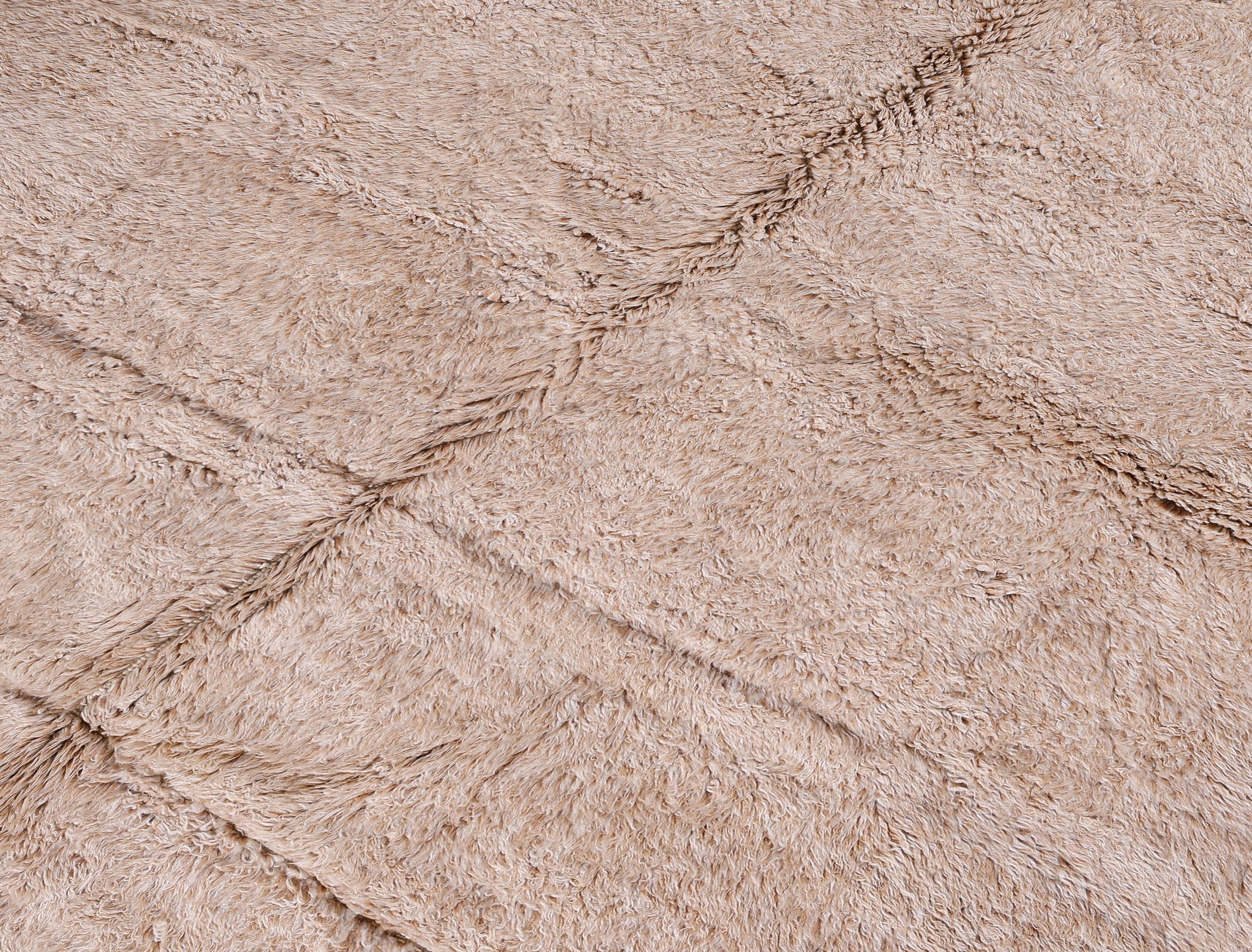 Organico moderno Tappeto marocchino Beni Mrirt - Lana annodata a mano a pelo alto in beige neutro in vendita