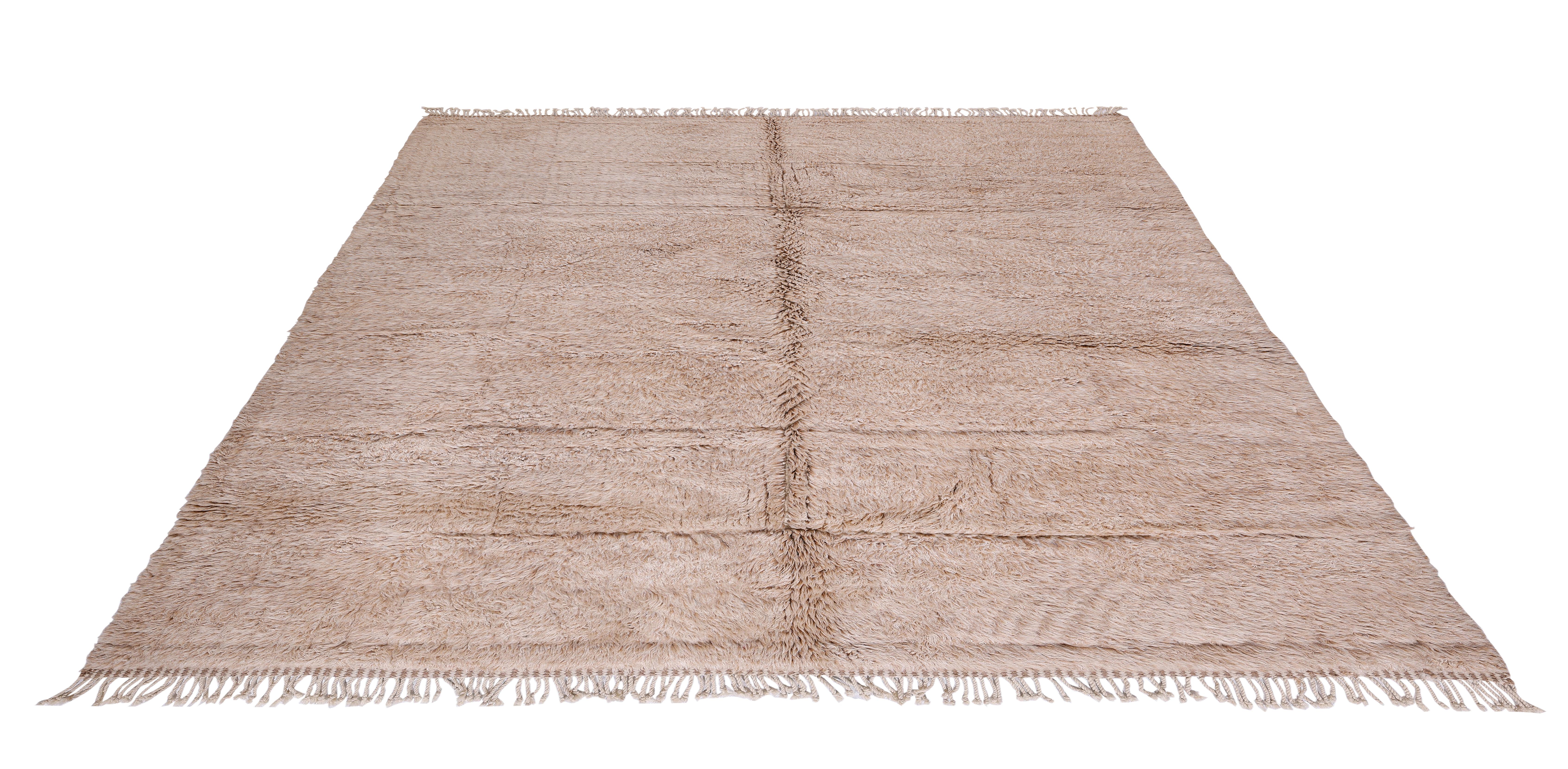 XXI secolo e contemporaneo Tappeto marocchino Beni Mrirt - Lana annodata a mano a pelo alto in beige neutro in vendita