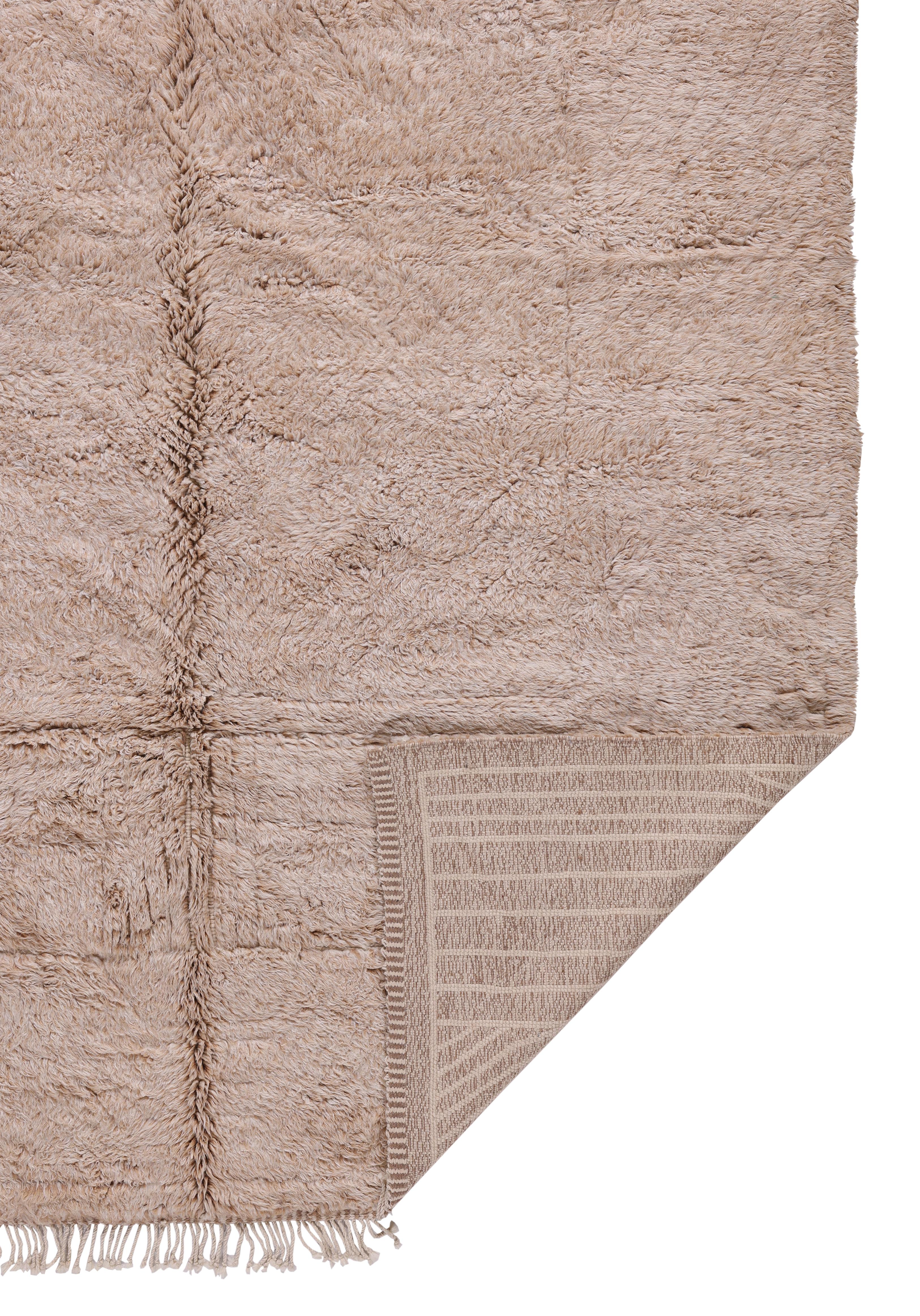 Tappeto marocchino Beni Mrirt - Lana annodata a mano a pelo alto in beige neutro in vendita 2