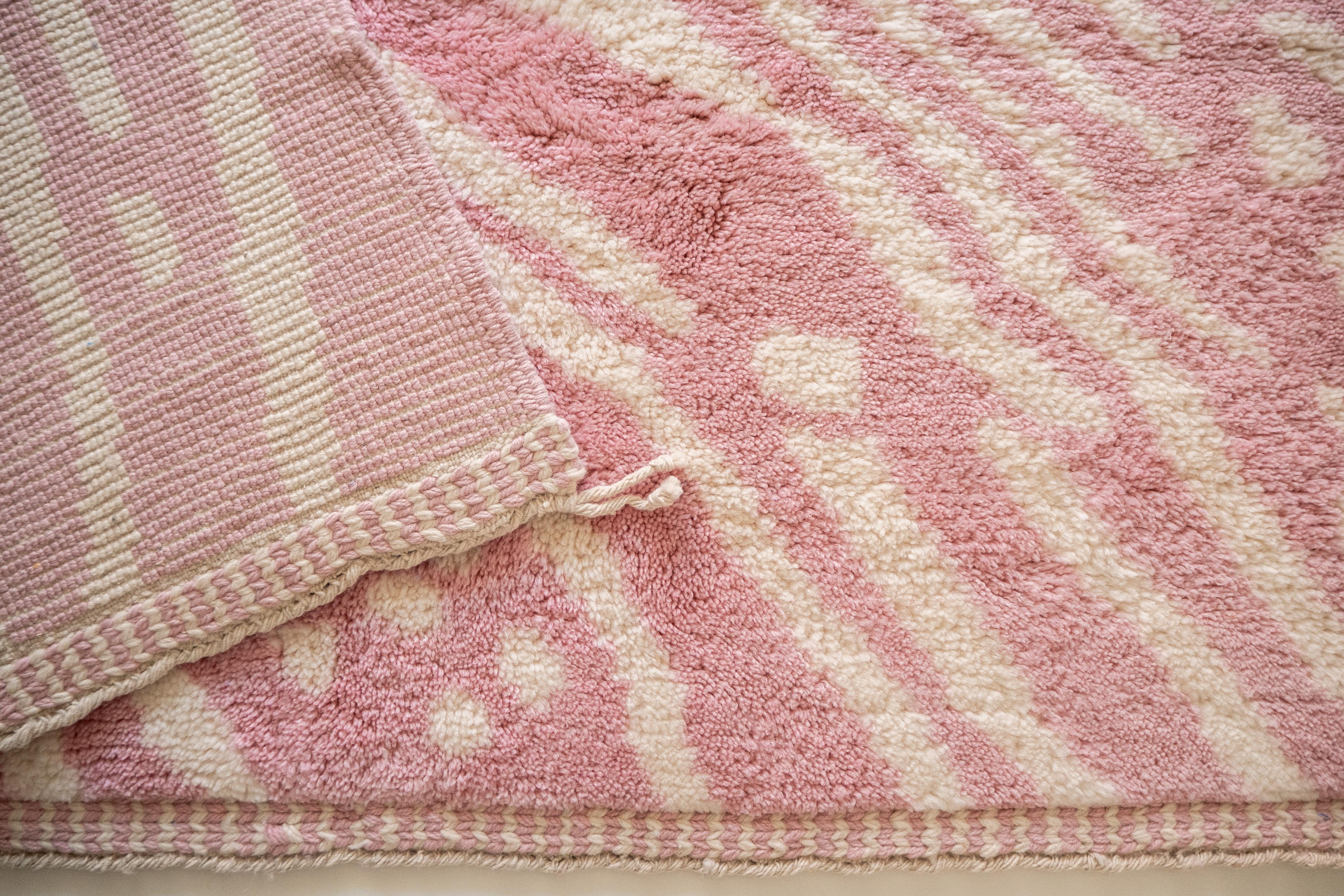 Marocain Tapis marocain Beni Mrirt 5'x7', ornement moderne rose poussiéreux, fait sur mesure en vente