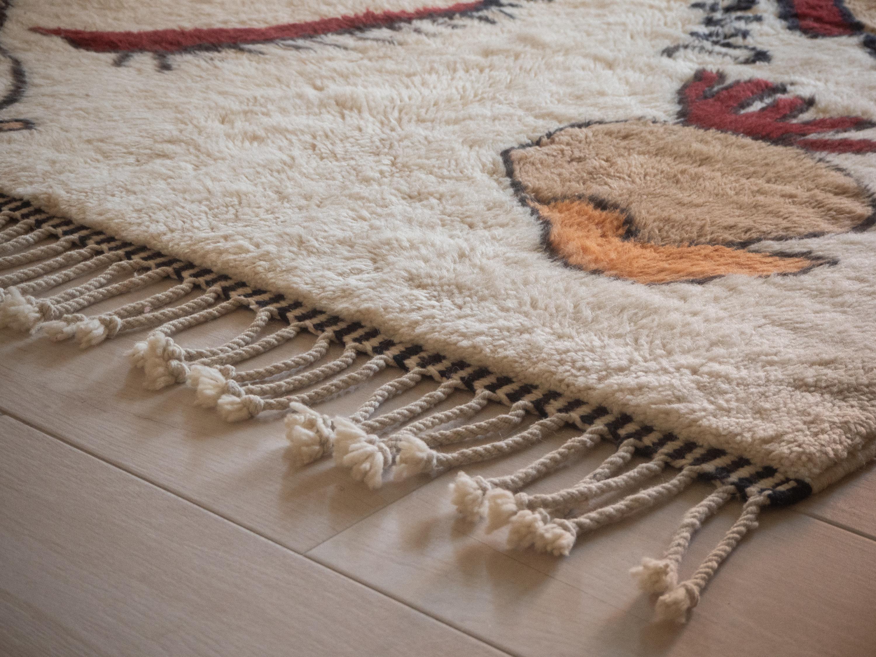 Marocain Tapis marocain Beni Mrirt, tapis berbère moderne à motif tribal, en stock en vente