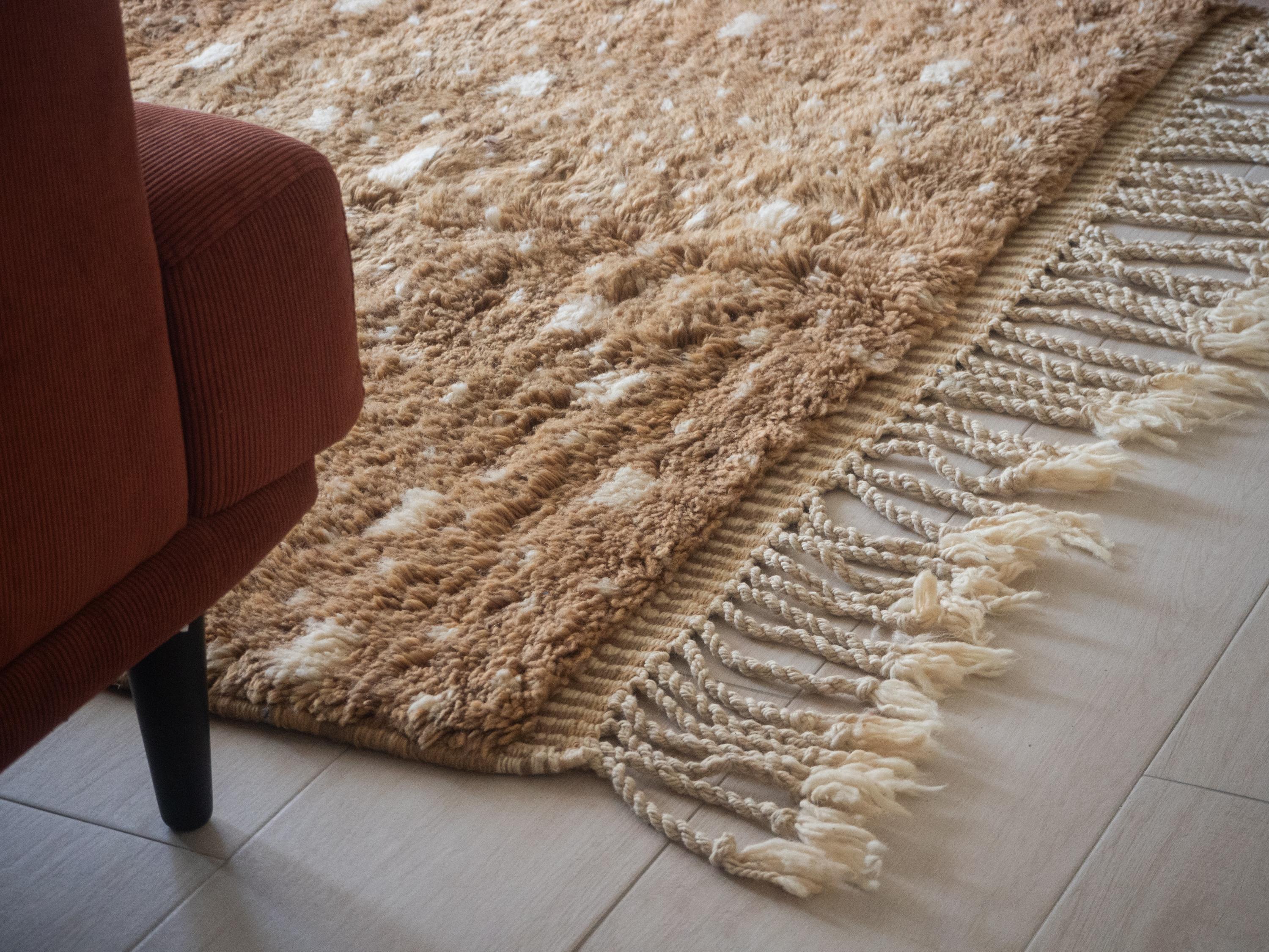 Tribal Tapis marocain Beni Mrirt 4'x6', motif Dot Dot Couleur Biege Tapis berbère, Fait sur mesure en vente