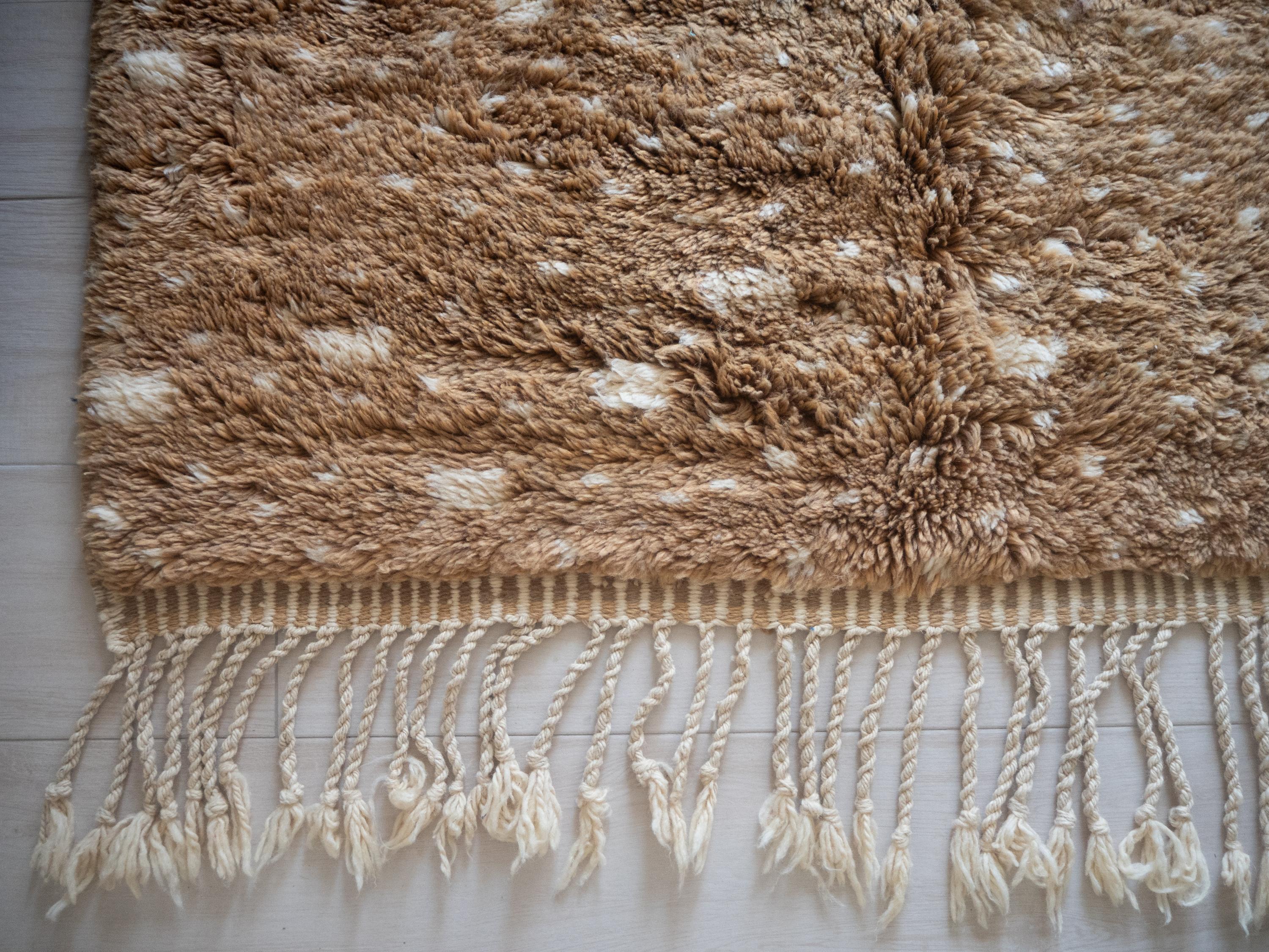 Contemporary Moroccan Beni Mrirt rug, Tribal Pattern Biege Color Berber rug, Custom-made For Sale