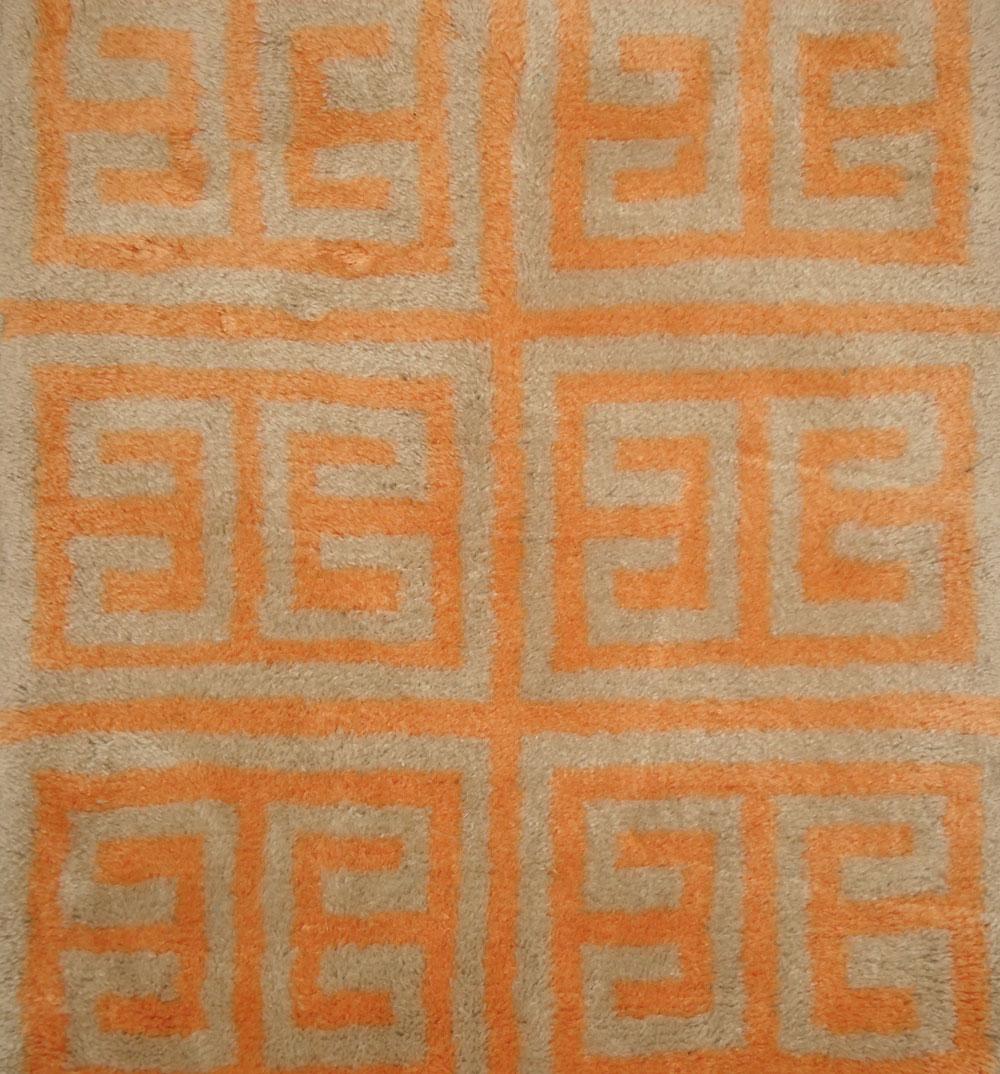 Tapis marocain contemporain Beni Mrirt, tissé à la main dans un motif berbère abstrait. Fabriqué entièrement à la main à partir de 100 % de laine naturelle, ce qui signifie qu'il y aura des variations naturelles et magnifiques dans le motif et la