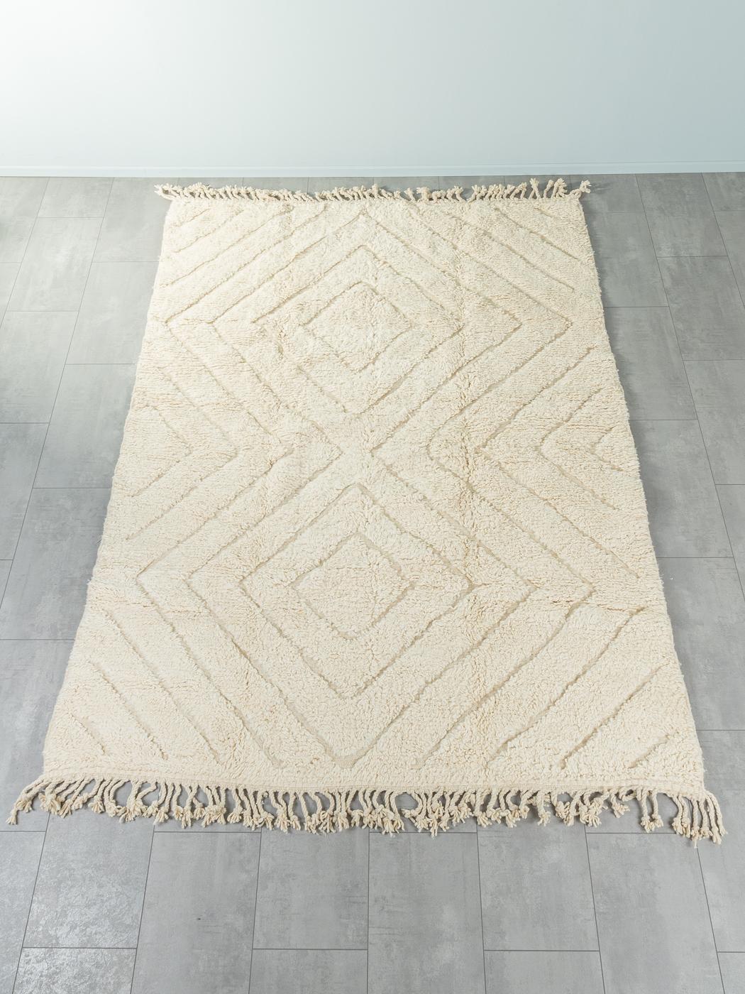 Decent Square ist ein moderner Teppich aus 100 % Wolle - dick und weich, angenehm zu tragen. Unsere Berberteppiche werden von Amazigh-Frauen im Atlasgebirge handgewebt und handgeknüpft. Diese Gemeinschaften stellen schon seit Tausenden von Jahren