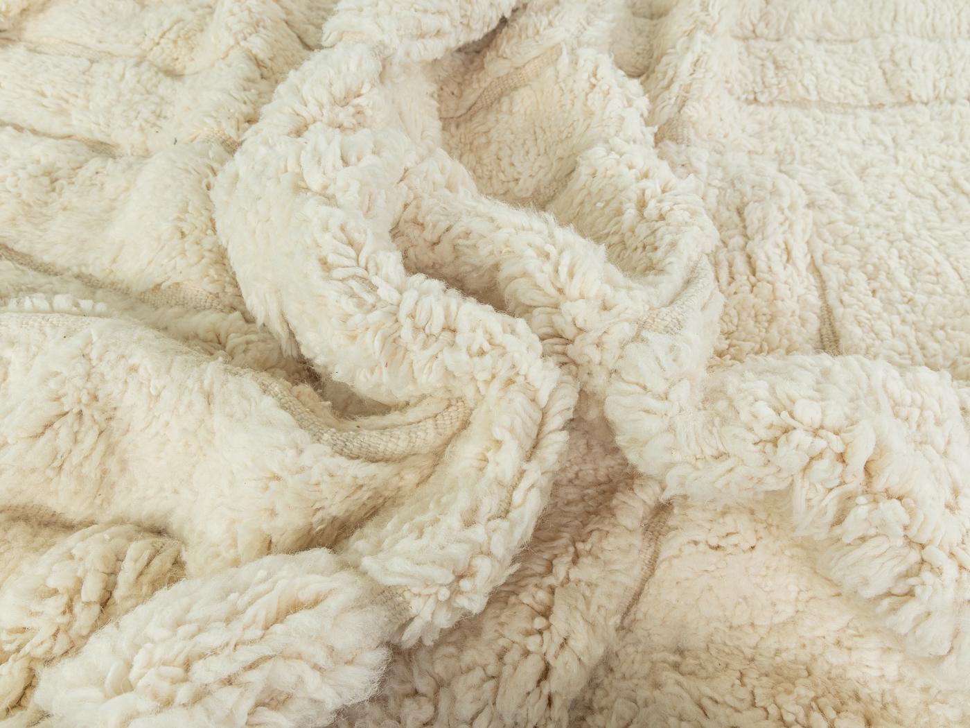 Marokkanischer Beni Ourain Berberteppich aus 100% Wolle, handgefertigt im Angebot 1