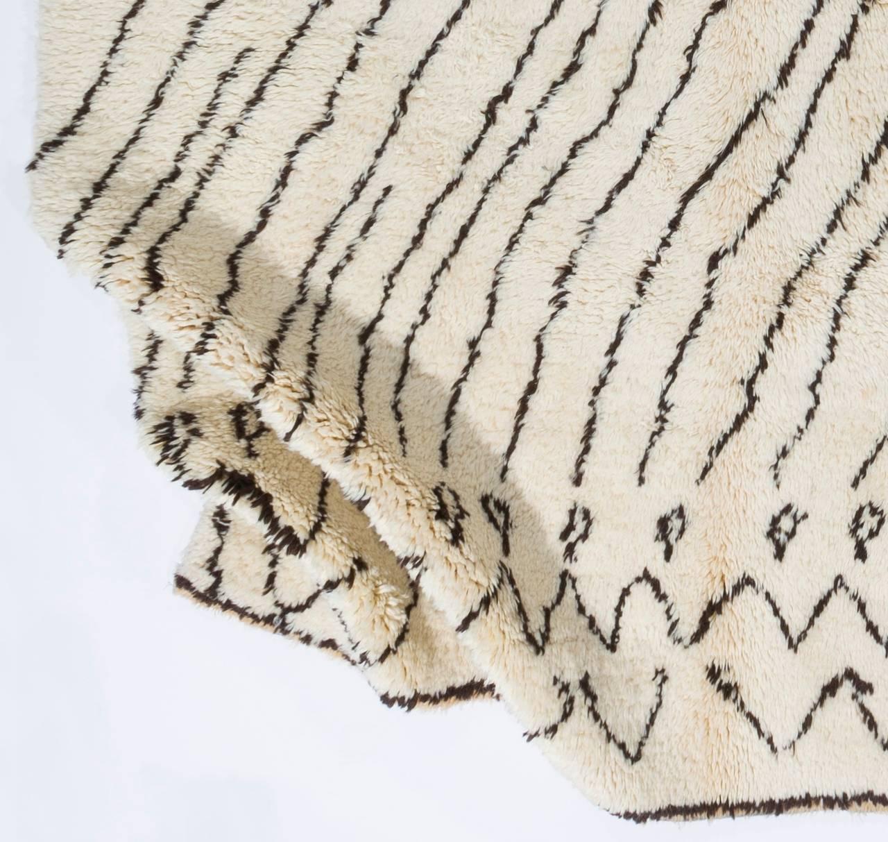 Ein handgeknüpfter marokkanischer Teppich mit weichem, gemütlichem Flor.
100% natürliche, ungefärbte, handgesponnene Schafwolle.
Maße: Es ist in den Maßen 6,6 x 10 ft (200 x 300 cm) und 4,1 x 6 ft (127 x 180 cm) erhältlich und sofort