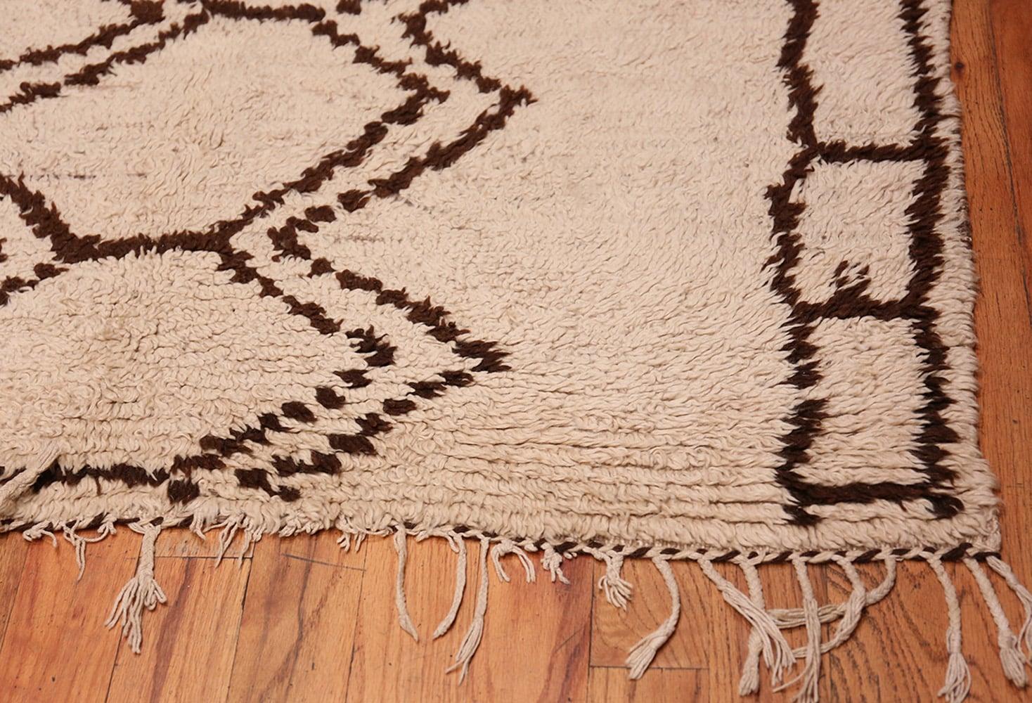 Tribal Moroccan Beni Ourain Berber Rug. Size: 4 ft 3 in x 8 ft For Sale