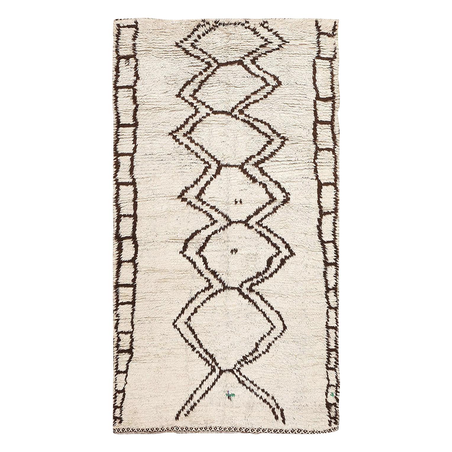 Moroccan Beni Ourain Berber Rug. Size: 4 ft 3 in x 8 ft For Sale