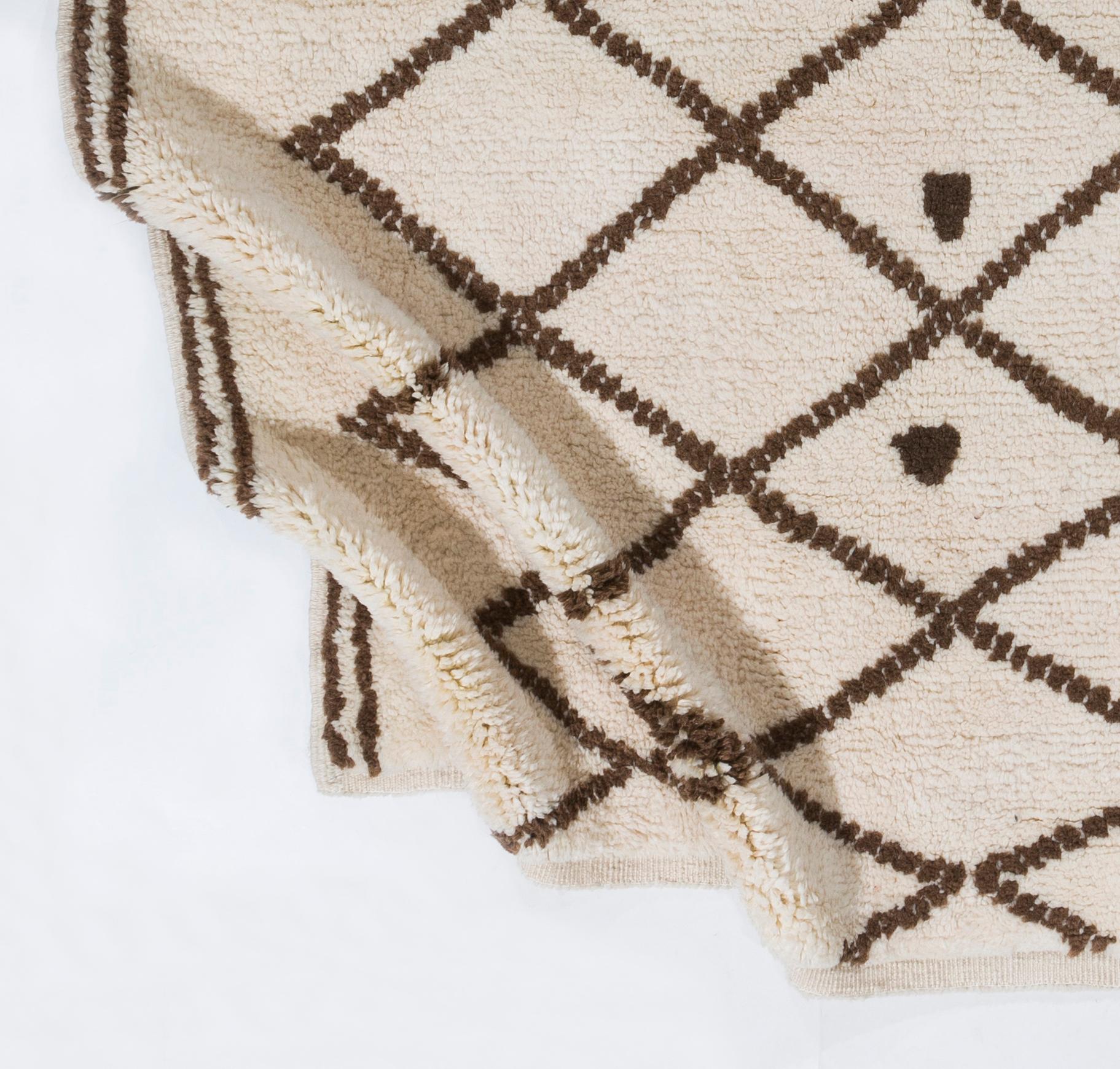 Marokkanischer Beni Ourain Tulu-Teppich mit weicher Wollflore, 6x6 cm groß. Berberteppich nach Maß (Handgewebt) im Angebot