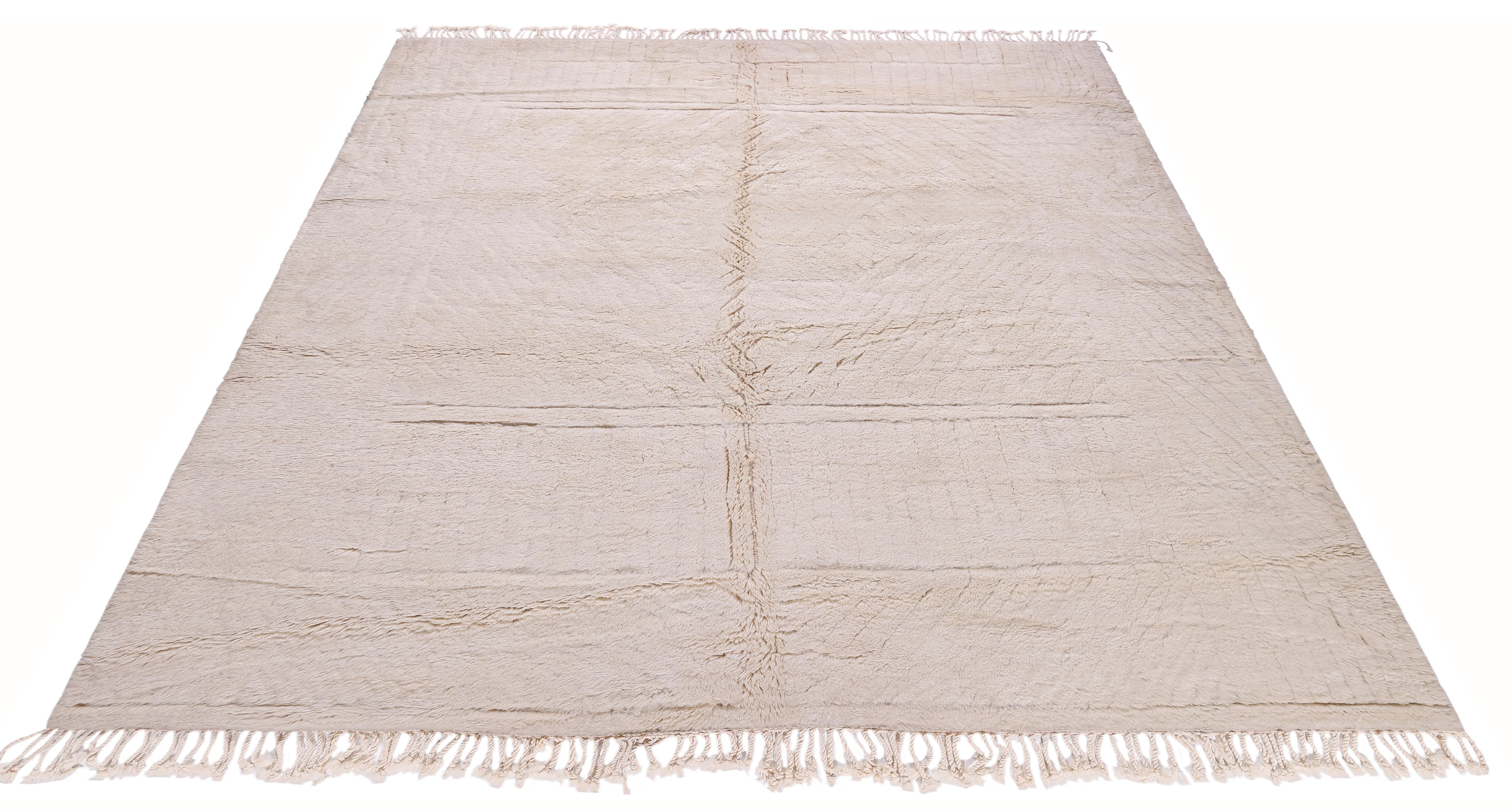 XXI secolo e contemporaneo Tappeto marocchino Beni Ourain - Tappeto minimalista shag fatto a mano in lana color crema in vendita