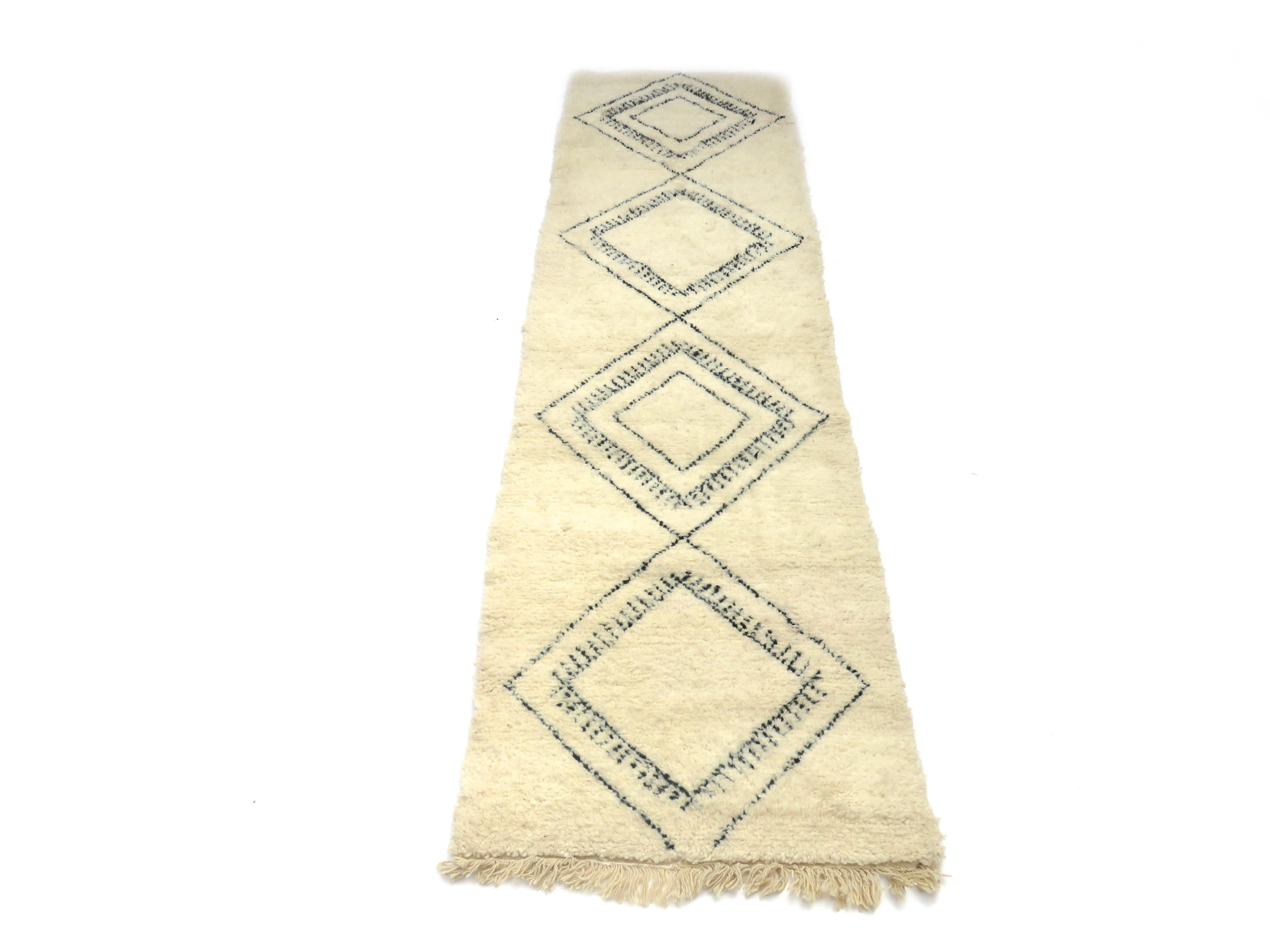 Beni Ourain Woll-Läufer, handgewebt mit elfenbeinfarbener und schwarzer Wolle in einem abstrakten Rautenmuster. 

Abmessungen: 2'9 x 10'7