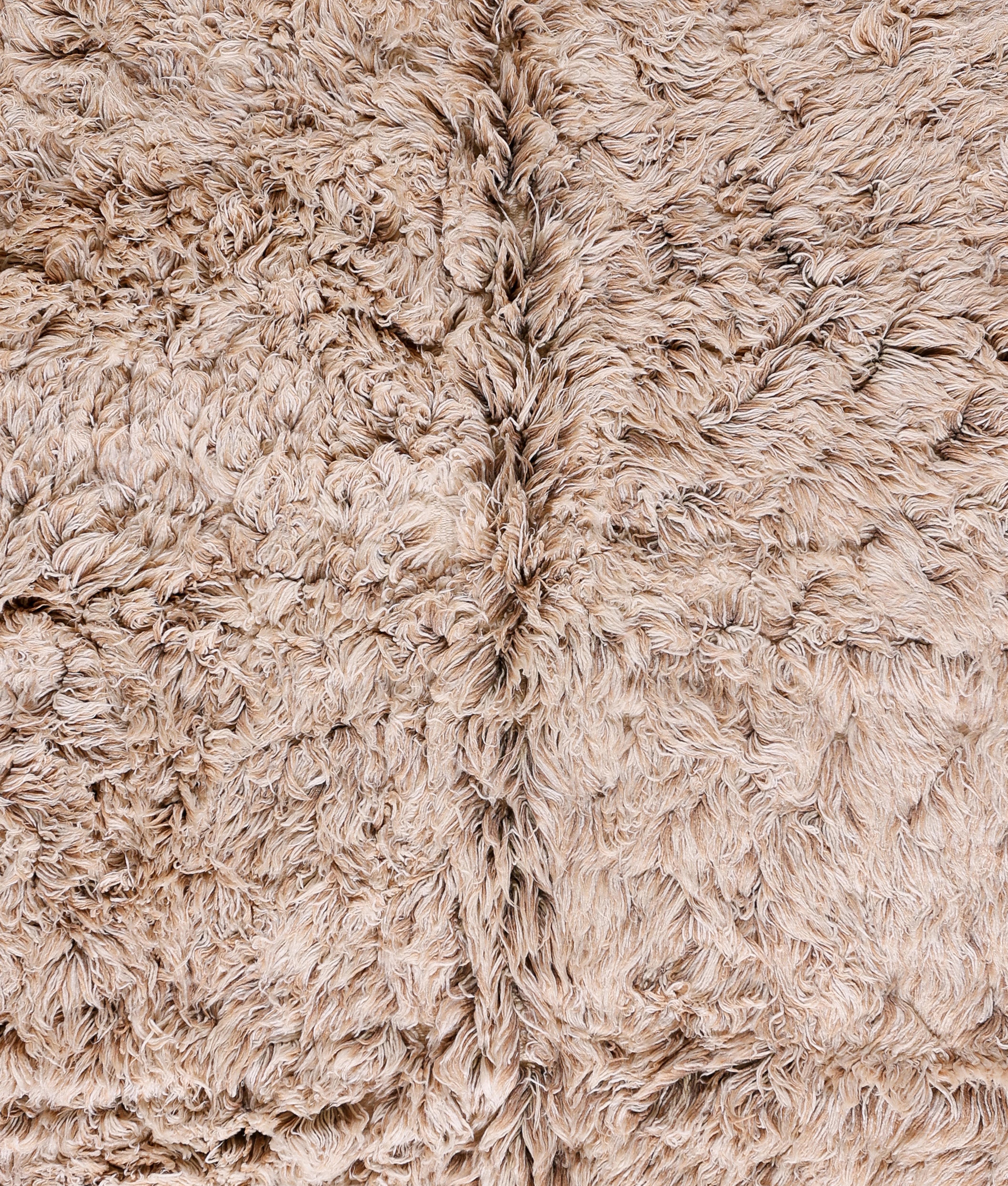 Concediti il puro comfort e il lusso organico con questo tappeto shag marocchino Beni Ourain, annodato a mano e caratterizzato da una texture a pelo profondo e morbidissima in una rilassante tonalità beige naturale. Tessuto da artigiani berberi