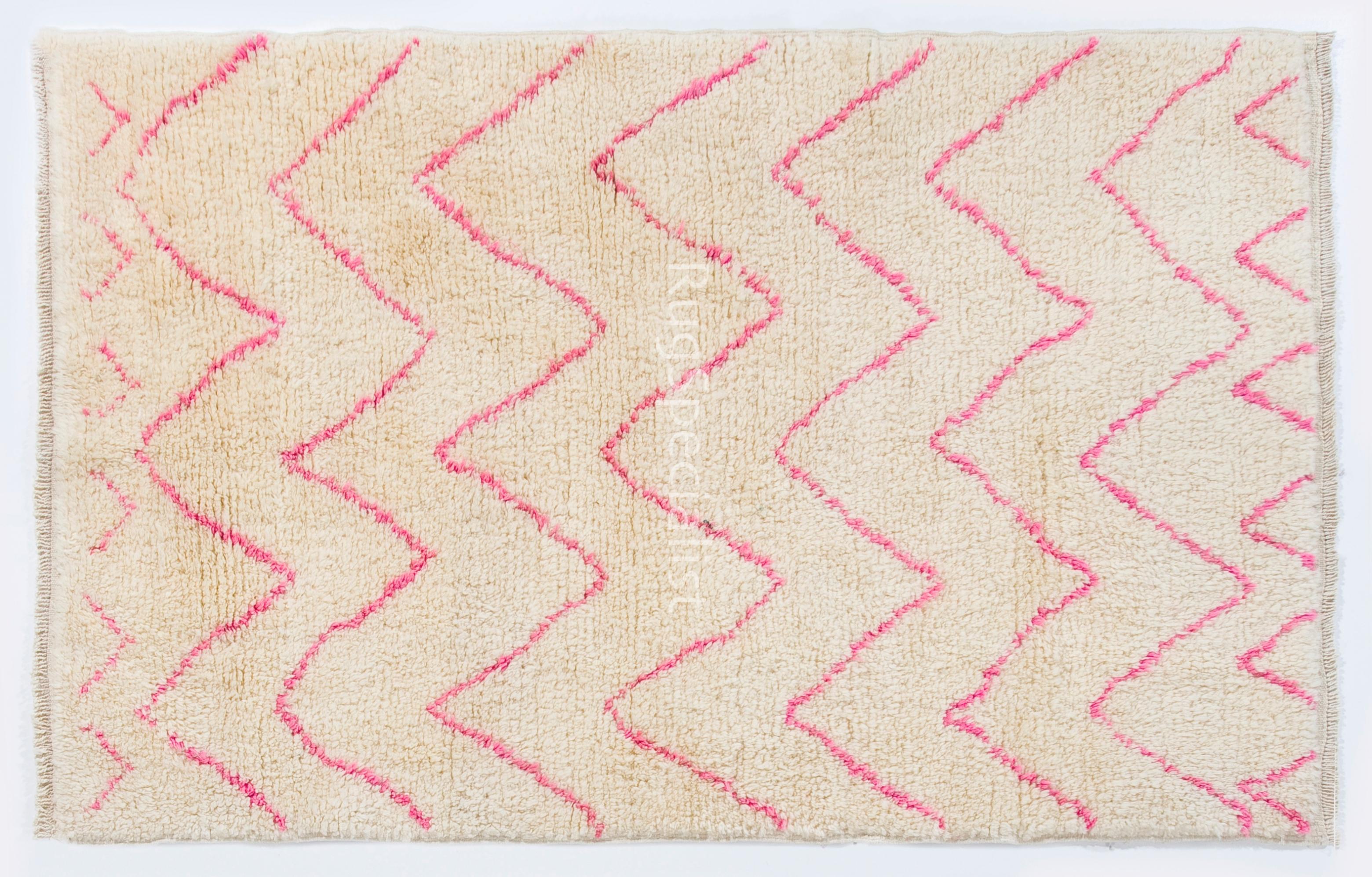 Noué à la main Tapis marocain Beni Ourain aux couleurs rose et crème, options personnalisées disponibles en vente