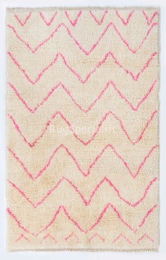 Alfombra marroquí Beni Ourain de lana en colores rosa y crema, opciones personalizadas disponibles