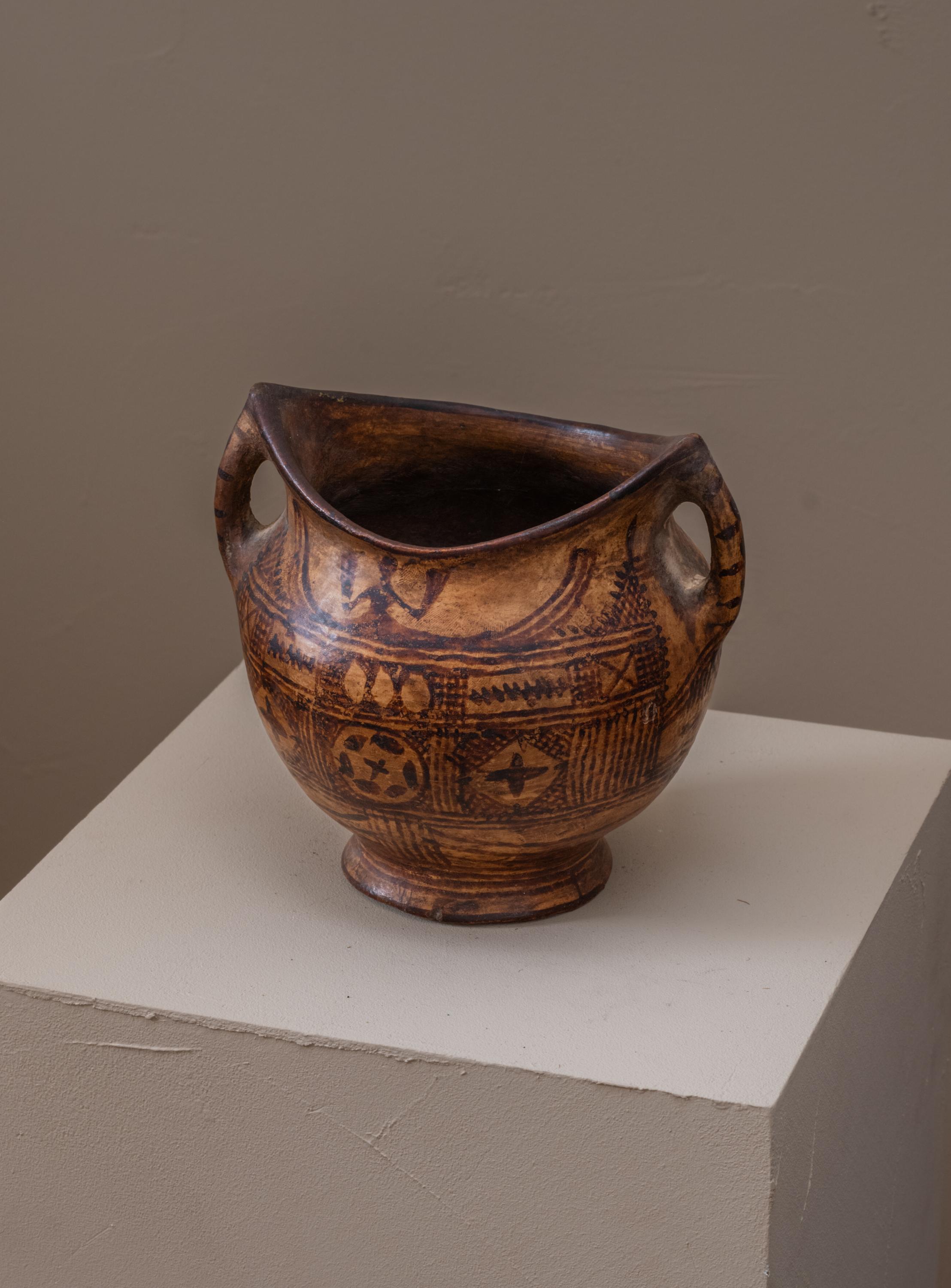 La tradition de fabrication des poteries de Beni Ouriaghel est ancienne et célèbre pour ses décorations raffinées et plutôt sophistiquées, pleines de symbolisme. Cette tribu rifaine est un véritable peuple de la côte méditerranéenne et son