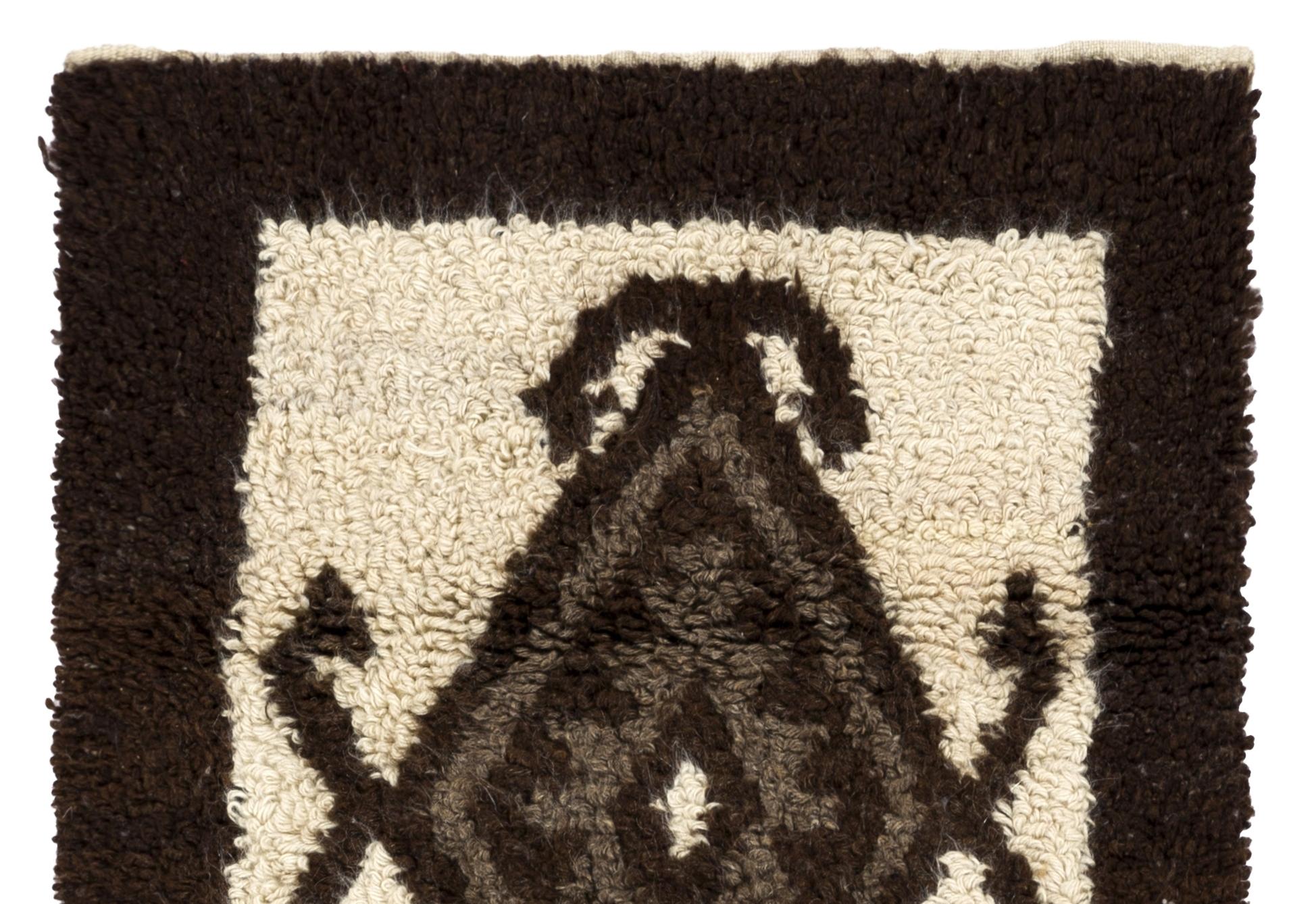Transforma tu espacio con el discreto lujo de nuestra alfombra Tulu de estilo marroquí anudada a mano, inspirada en los diseños ricos en patrimonio de las tribus Beni Ourain. Esta alfombra es una celebración de la artesanía y la tradición, hecha