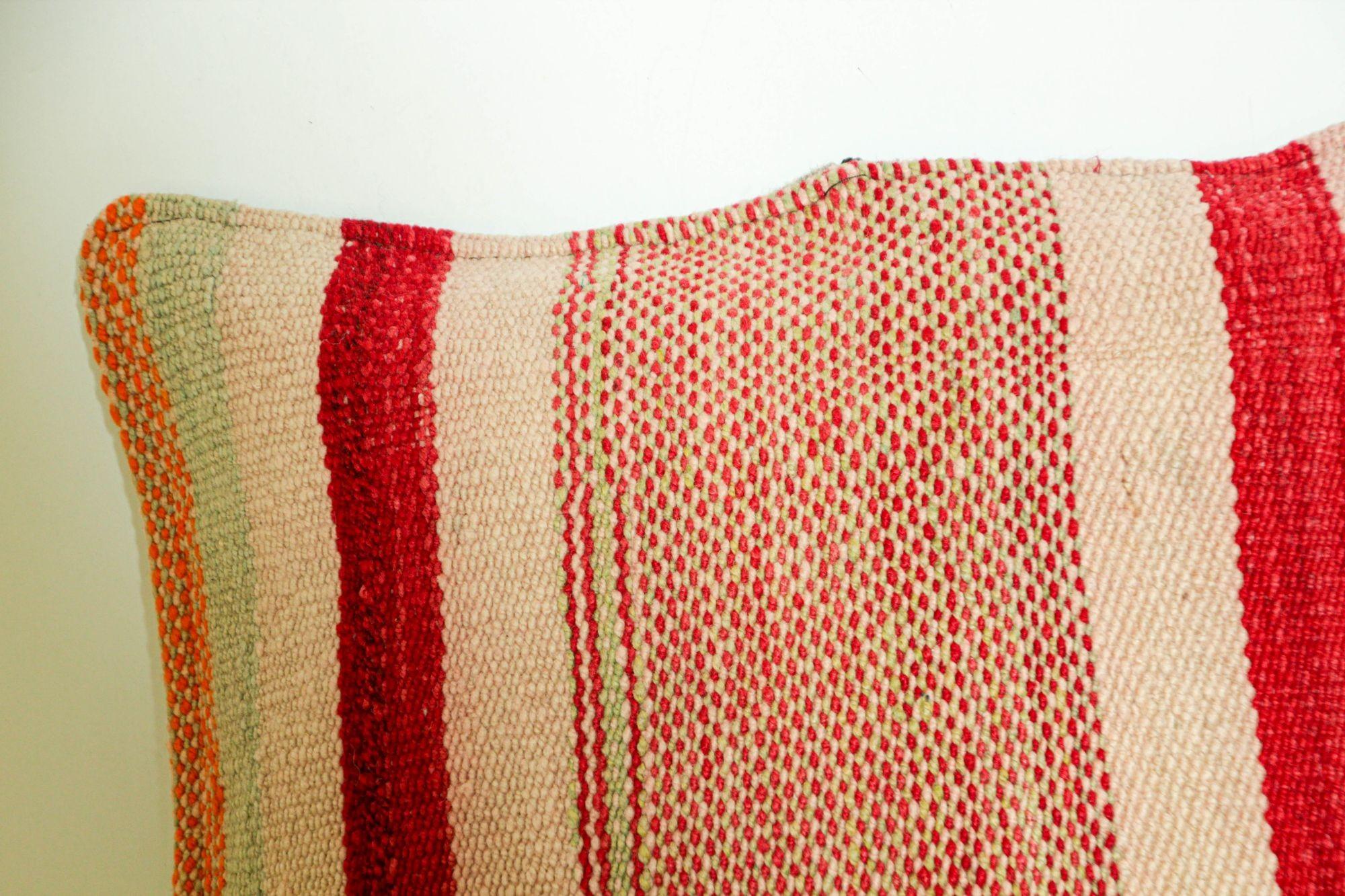 Coussin d'appoint berbère marocaine tissé à la main en vente 2
