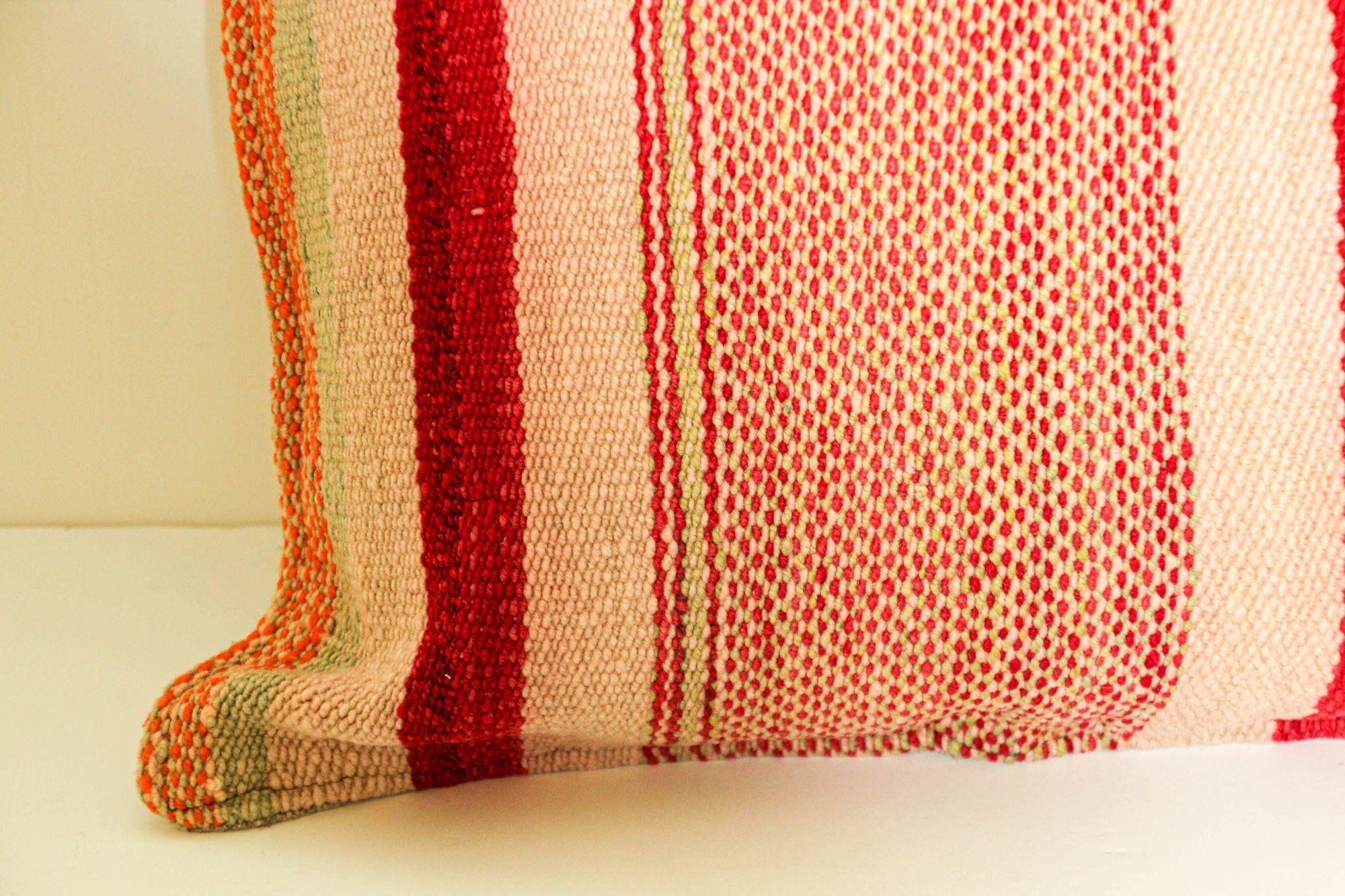 Coussin d'appoint berbère marocaine tissé à la main en vente 3