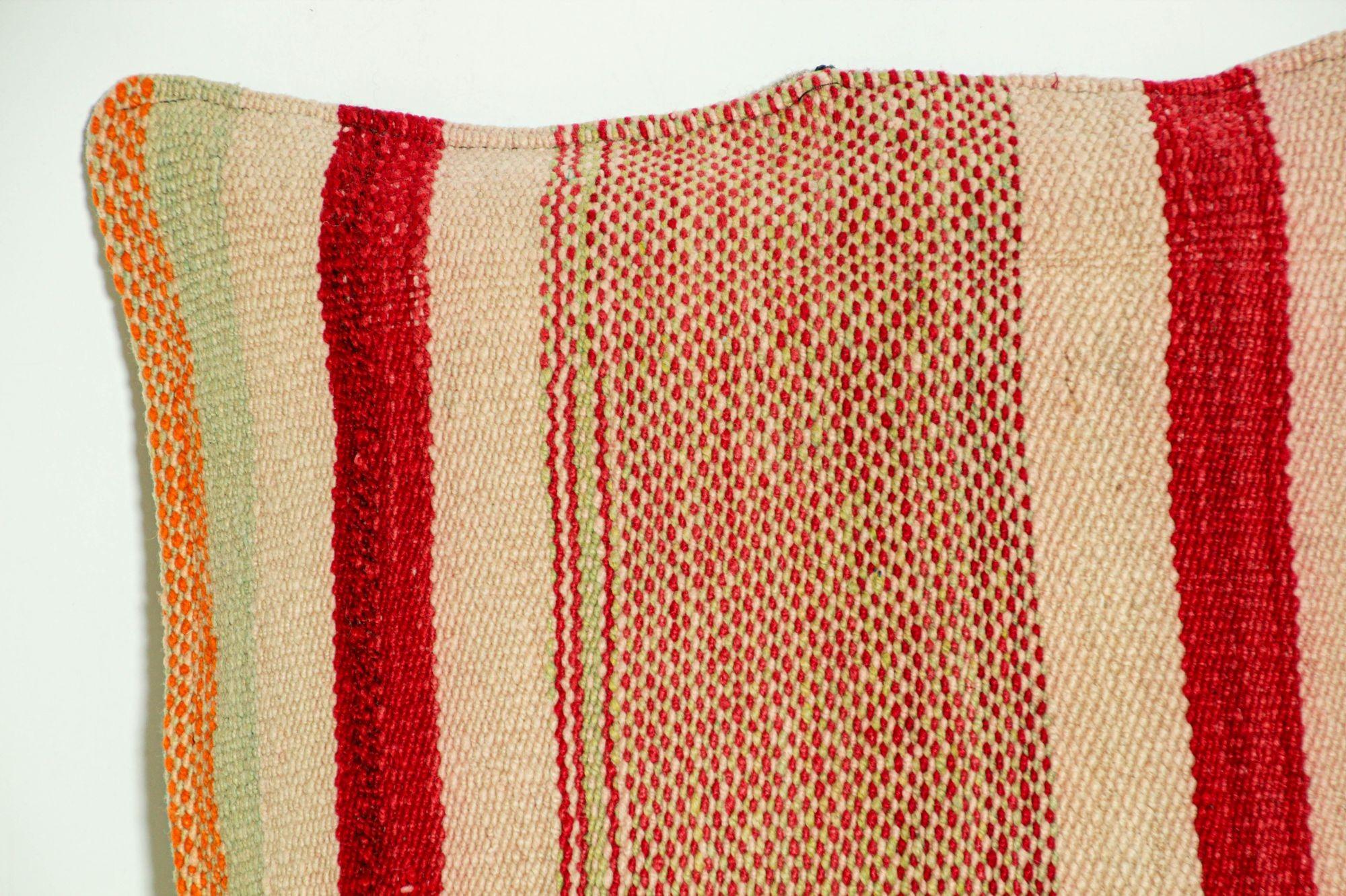 Coussin d'appoint berbère marocaine tissé à la main en vente 4