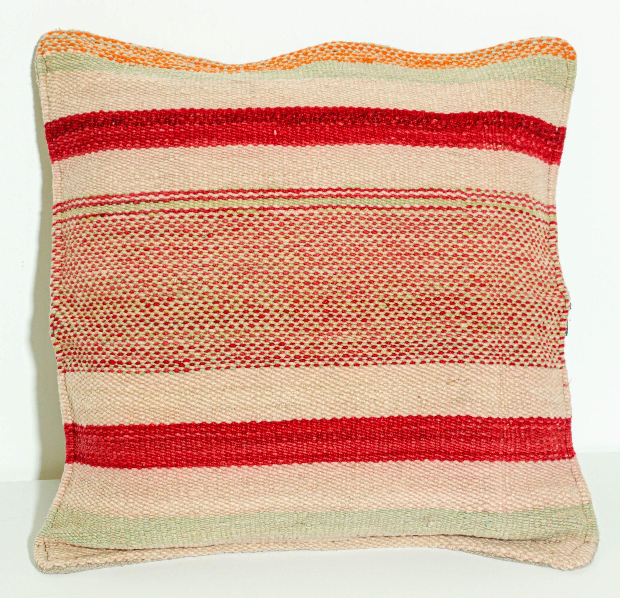 Rehaussez votre espace avec cet exquis coussin lombaire décoratif marocain, tissé à la main à partir d'un tapis Rug & Kilim vintage.
Fabriqué par des artisans berbères qualifiés dans les montagnes de l'Atlas au Maroc, ce coussin unique en son genre