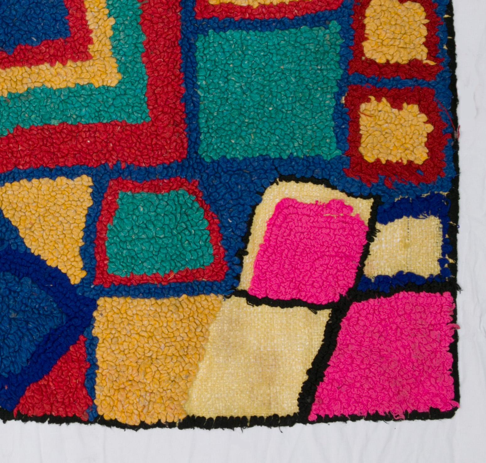 Geometric modern style but still vintage for this tapestry made by Berber women from the Atlas Mountains.
Made from woolen ends and other threads, embroidered on wasted plastic bags of cereals, this unique and vintage work is the demonstration of