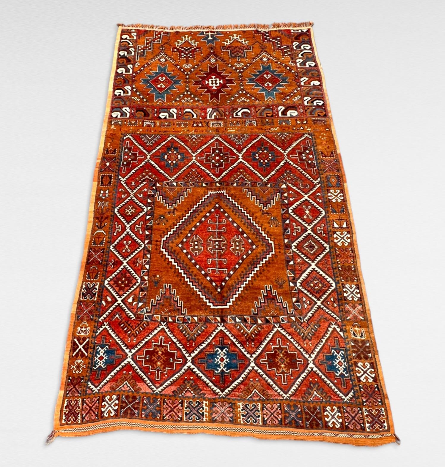 Ein Sammlerstück.

Seltener handgefertigter marokkanischer Taznakht-Wollteppich von 1940.
Dieser exquisite Wollteppich wurde von Stämmen der angesehenen Stammeskonföderation Ait Ouaouzguite hergestellt und stammt aus der mystischen Region Jbel
