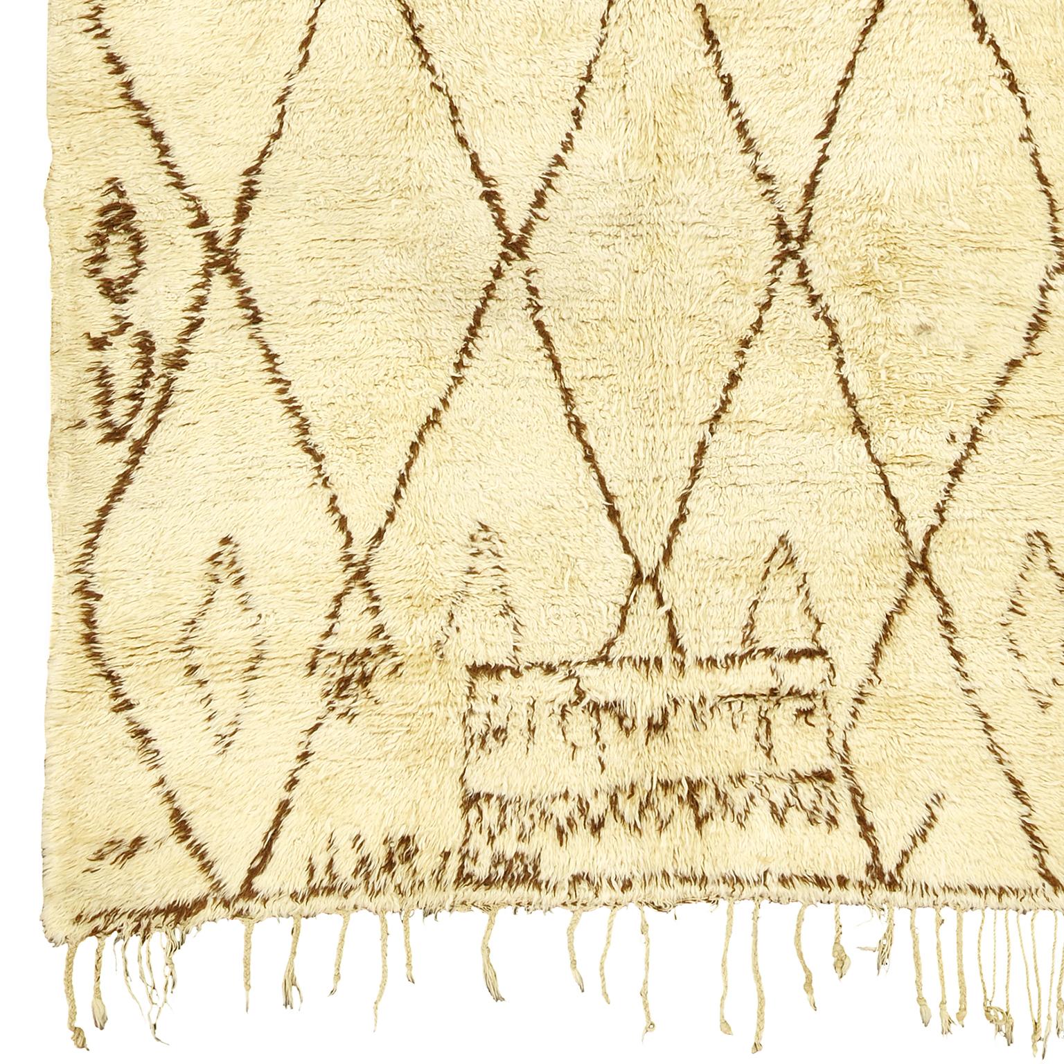 Handgewebter marokkanischer Berberteppich
Beni Ouarain, Marokko.
Beigefarbenes Feld mit dunkelbraunen Designelementen.