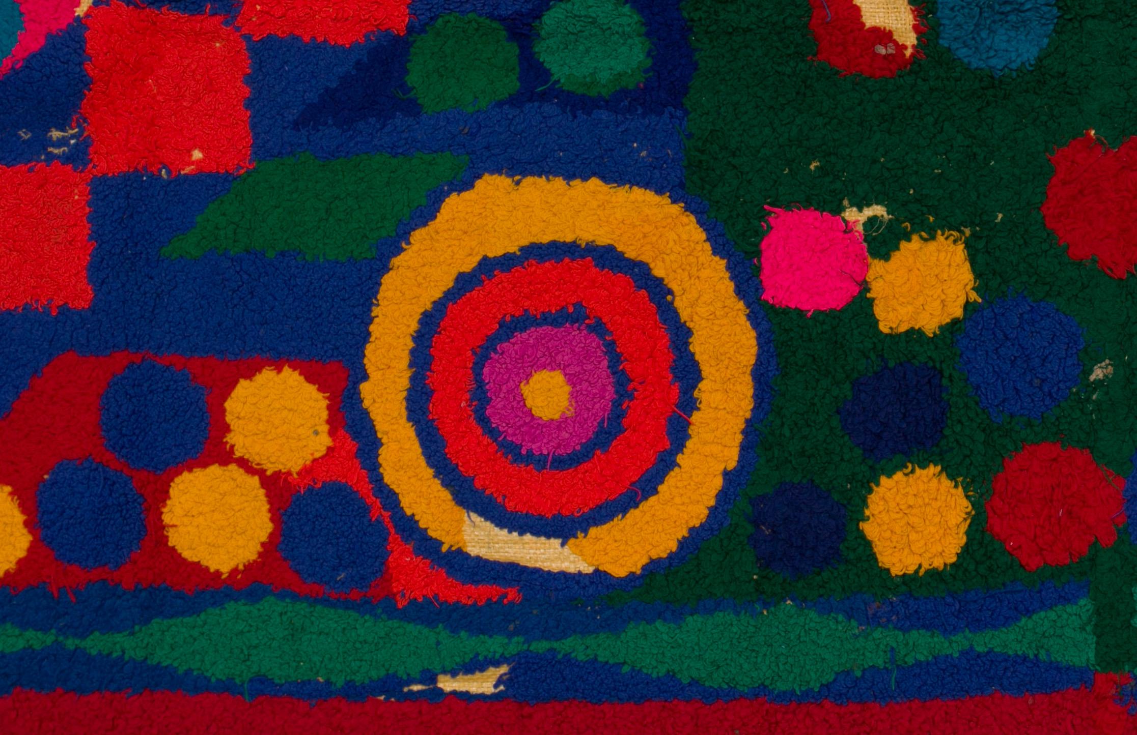 Extra large and unique, this tapestry was made by Berber women from the Atlas Mountains.
Made from woollen ends and other threads, embroidered on wasted plastic bags of cereals, this unique and vintage work is the demonstration of the secret
