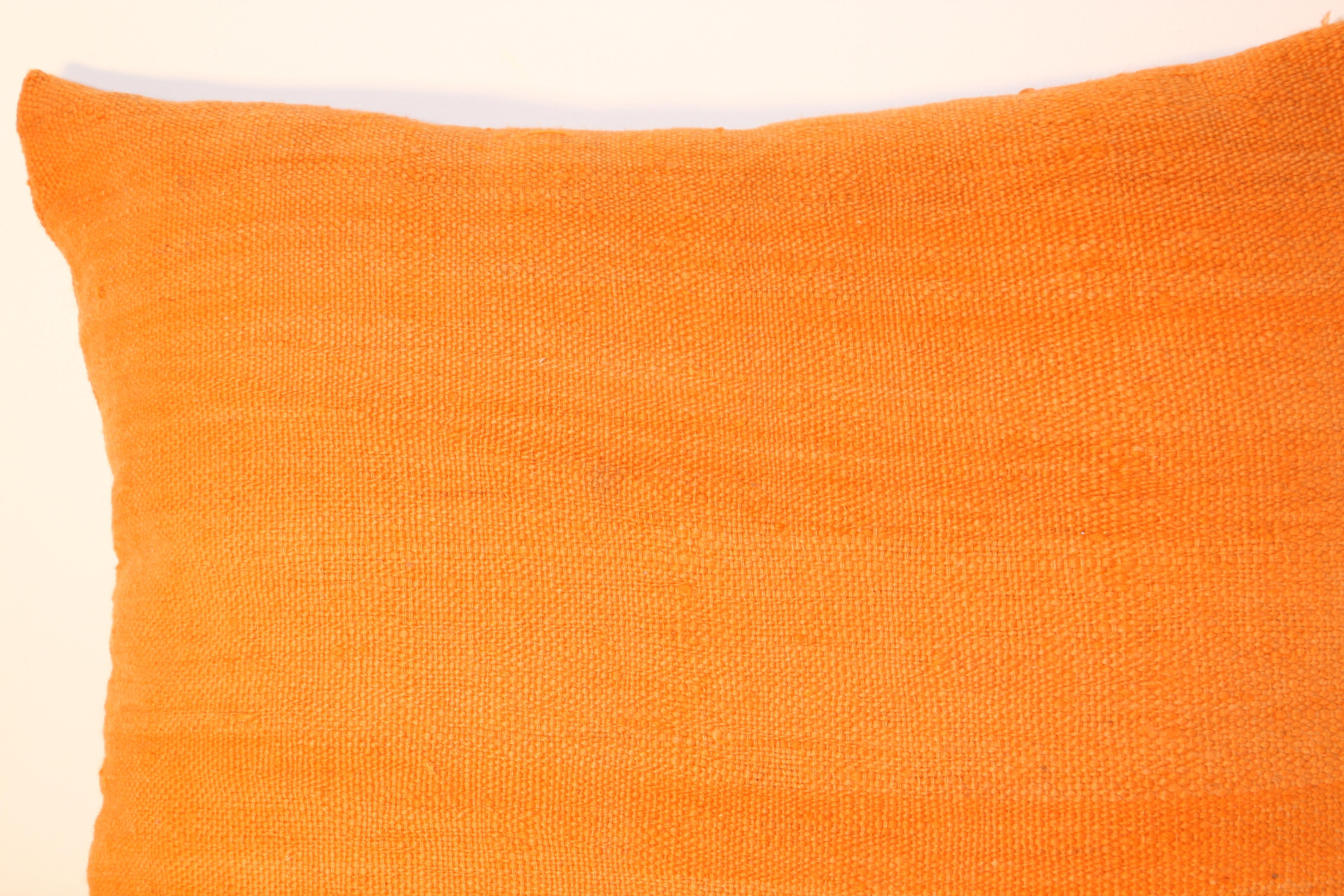 Custom Berber Kissen aus einem Vintage handgewebten wo marokkanischen Stammes-Flachgewebe Kilim tribal rug.Handwoven von den Berber Frauen aus dem Atlasgebirge von Marokko.Great handcrafted Textil mit Erdton CORS in verbranntem Orange cor.Size: 19 x