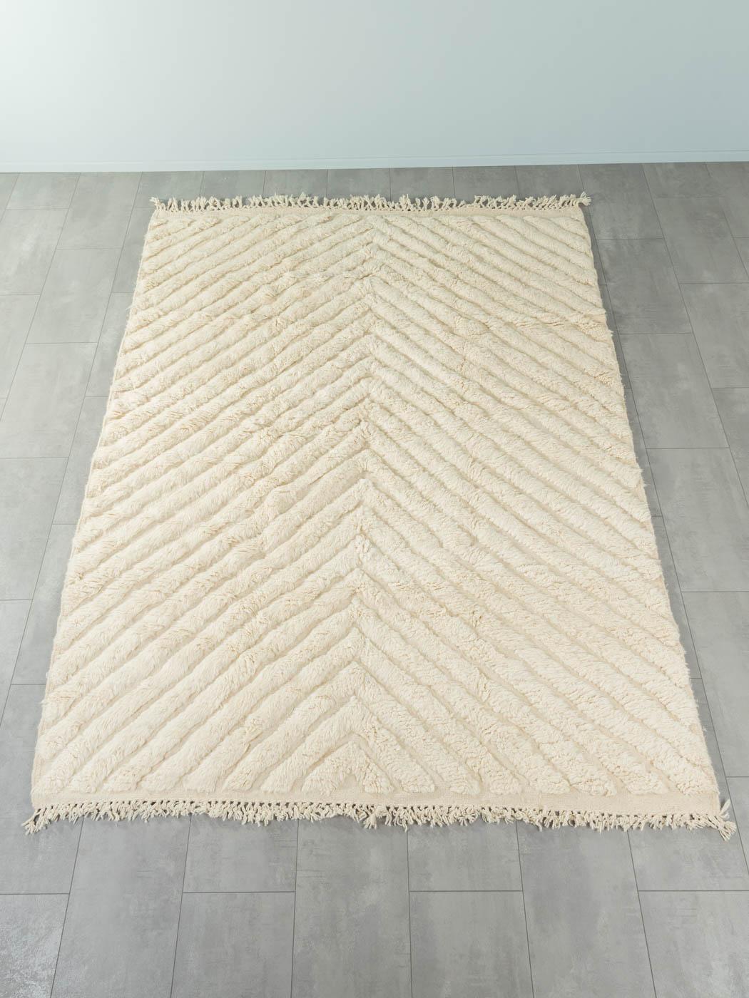 Decent Cream ist ein moderner Teppich aus 100% Wolle - dick und weich, angenehm zu tragen. Unsere Berberteppiche werden von Amazigh-Frauen im Atlasgebirge handgewebt und handgeknüpft. Diese Gemeinschaften stellen schon seit Tausenden von Jahren