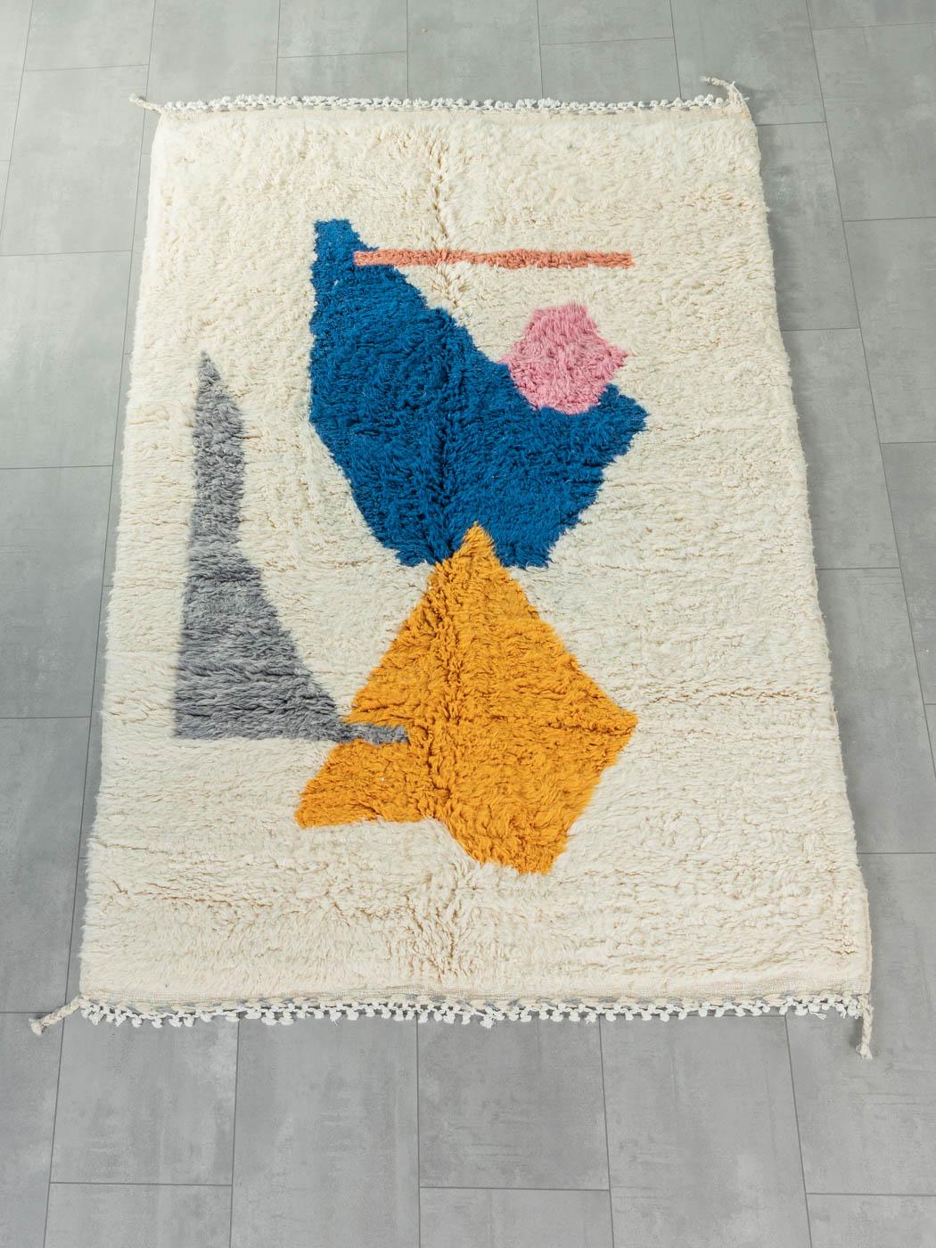 Equilibrium ist ein moderner Teppich aus 100 % Wolle - dick und weich, angenehm zu tragen. Unsere Berberteppiche werden von Amazigh-Frauen im Atlasgebirge handgewebt und handgeknüpft. Diese Gemeinschaften stellen schon seit Tausenden von Jahren