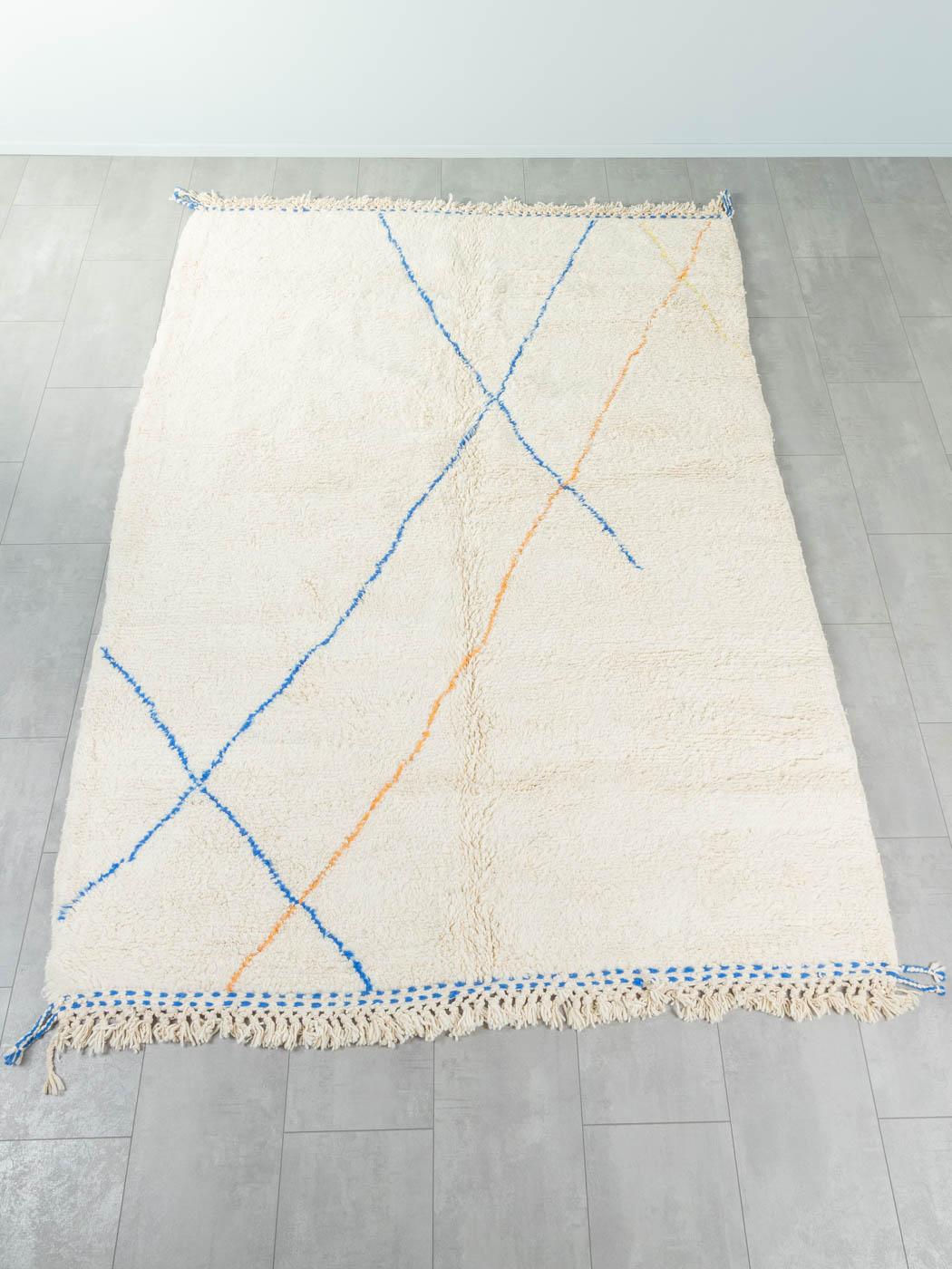 Get Together ist ein moderner Teppich aus 100 % Wolle - dick und weich, angenehm zu tragen. Unsere Berberteppiche werden von Amazigh-Frauen im Atlasgebirge handgewebt und handgeknüpft. Diese Gemeinschaften stellen schon seit Tausenden von Jahren