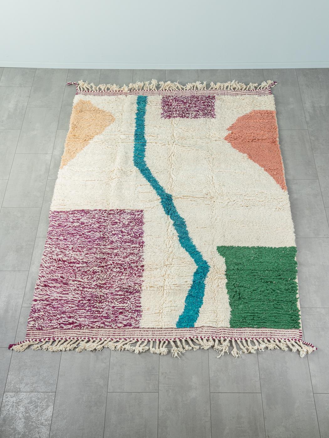 Abstraction ist ein moderner Teppich aus 100% Wolle - dick und weich, angenehm zu tragen. Unsere Berberteppiche werden von Amazigh-Frauen im Atlasgebirge handgewebt und handgeknüpft. Diese Gemeinschaften stellen schon seit Tausenden von Jahren