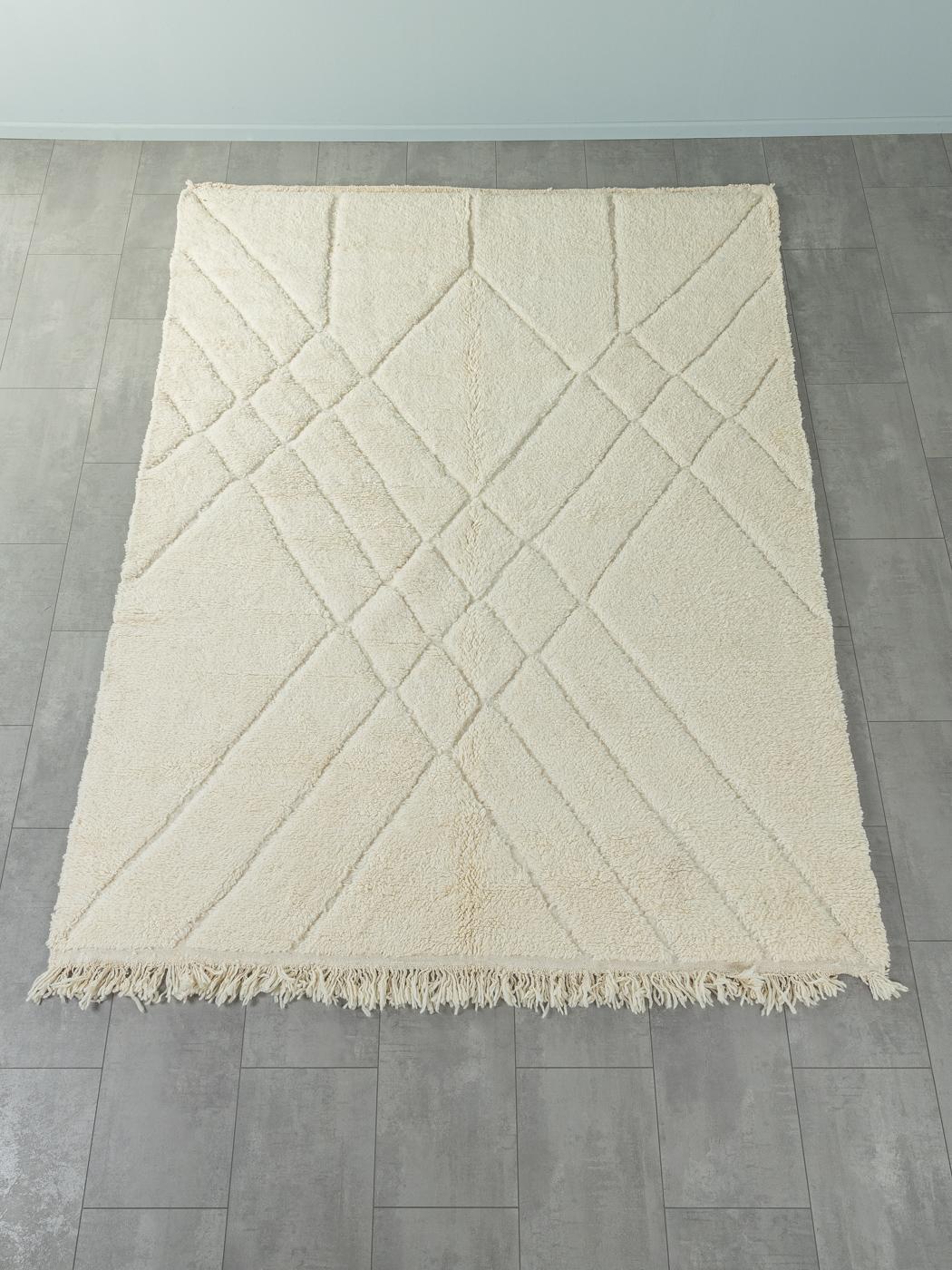 Dream Catcher ist ein moderner Teppich aus 100% Wolle - dick und weich, angenehm zu tragen. Unsere Berberteppiche werden von Amazigh-Frauen im Atlasgebirge handgewebt und handgeknüpft. Diese Gemeinschaften stellen schon seit Tausenden von Jahren