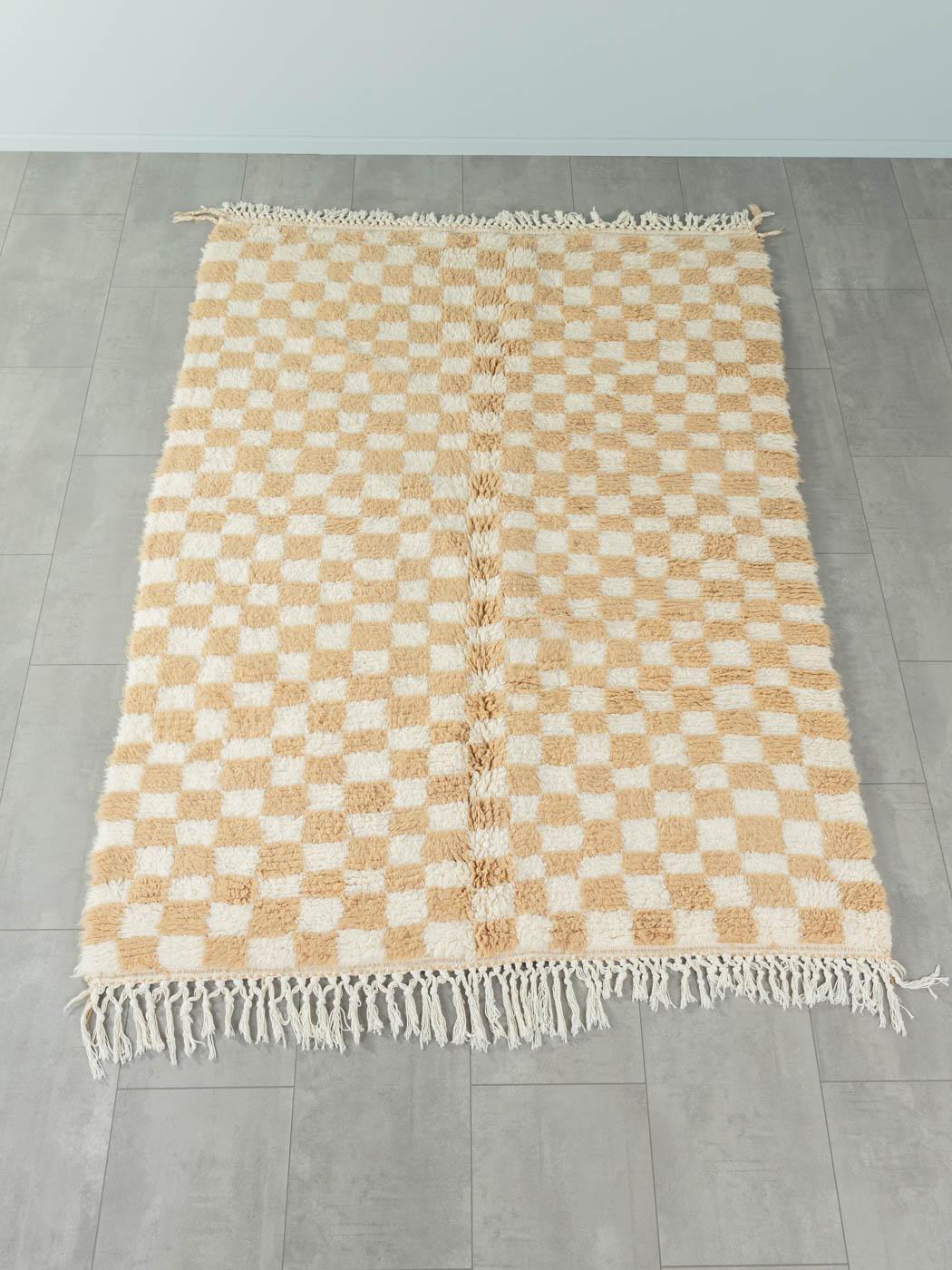 Sand Check ist ein moderner Teppich aus 100% Wolle - dick und weich, angenehm zu tragen. Unsere Berberteppiche werden von Amazigh-Frauen im Atlasgebirge handgewebt und handgeknüpft. Diese Gemeinschaften stellen schon seit Tausenden von Jahren