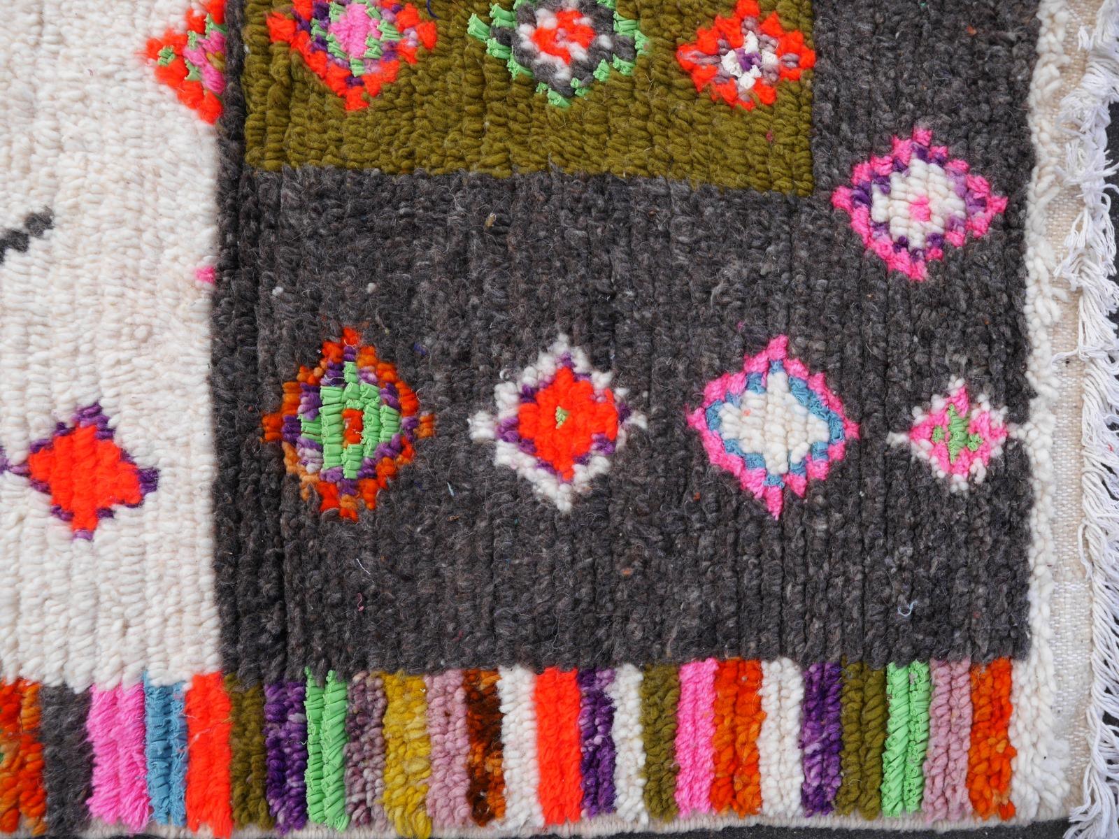 Marokkanischer Berberteppich im Diamant-Design aus Wolle in Grau, Weiß und Rosa aus Nordafrika im Angebot 4